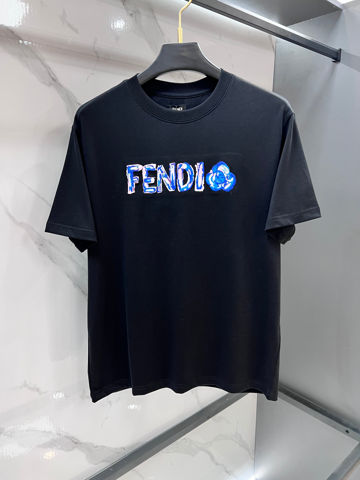 NO:860357,Fendi high version new original single men's casual short sleeves, high-end customization, fashionable and versatile, high weight, imported fabrics, super soft and delicate to the touch, skin-friendly and comfortable to wear, high-end boutique, factory finely made upper body is very good, men's essential items, complete with three standards.…………………………………………………… SizeM-XXXL,,fendi,T-shirt,19860909芬迪 高版本新款原单男士休闲短袖 高端定制 时尚百搭爆款 高克重 进口面料 手感超柔软细腻 穿着亲肤舒适 高端精品 代工厂精细做上身非常赞 男士必备单品 三标齐全.…………………………………………………… SizeM-XXXL,,fendi,T-shirt,,Men's clothing