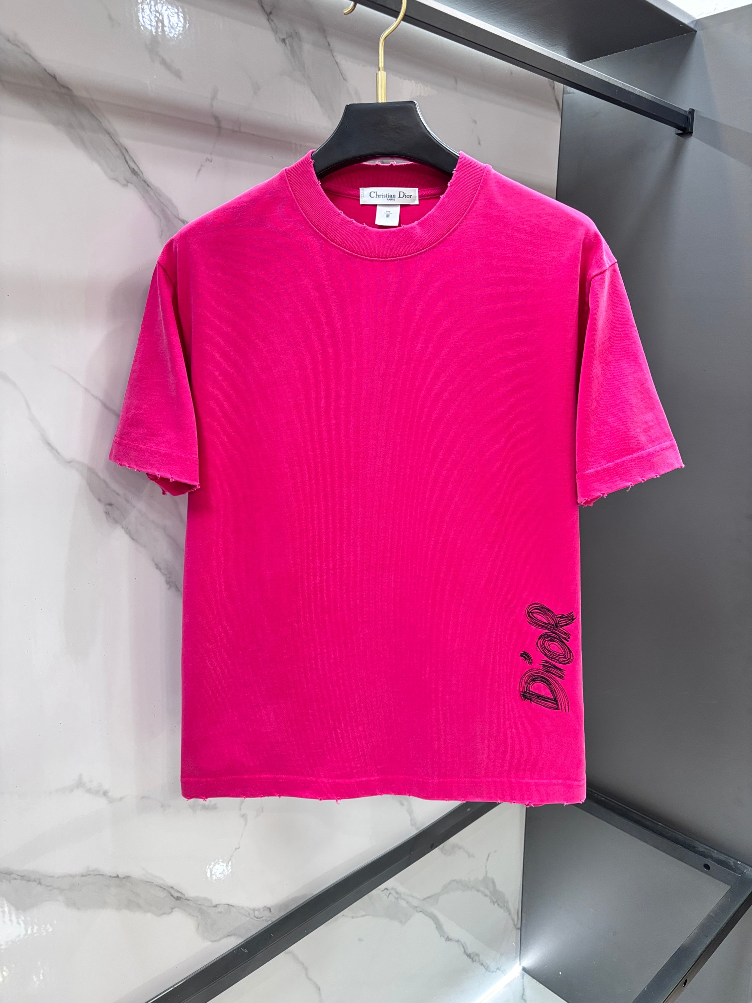 NO:774982,Dior 2026 spring and summer new style debuts the latest short-sleeved round neck T-shirt, high-end customization, avant-garde and fashionable design!  Brand logo heavy craftsmanship printing design. Comfortable to wear. Exquisite stitching. Fine workmanship. The upper body effect is incomparably handsome!  Same style for men and women!  ……………………………………………………………… SizeM-XXXXL,,dior,T-shirt,tees,t-shirt,19860909迪奥 2026春夏新款首发最新款短袖圆领T恤 高端订制 设计前卫时尚！品牌logo重工艺印花设计 .穿着舒适.级别精致车线.做工精细.上身效果无敌帅气！男女同款！…………………………………………………… SizeM-XXXXL,,dior,T-shirt,tees，t-shirt,,Men's clothing