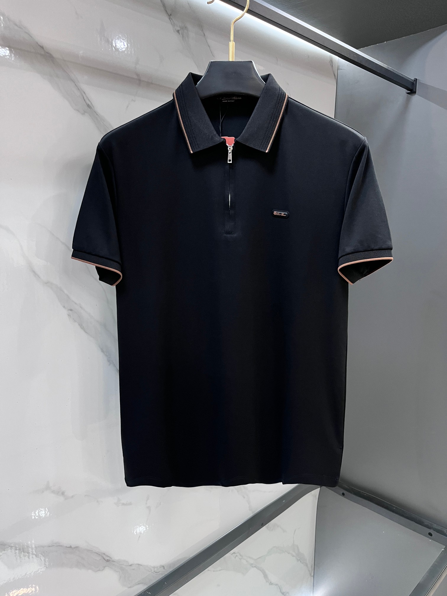 NO:777801,Lp 1956ss new summer product, men's no-iron anti-quick-drying business short-sleeved POLO shirt, rarely available through trading company channels, ahead of GW sales!  Lujia's summer show item, unique texture!  The fabric is silky and shiny, no-iron, anti-wrinkle and full of drape. No matter how you ravage it, it will remain as smooth as ever!  The fabric is made from custom-made imported polyester fiber fabrics. The fabric is wrinkle-resistant, lightweight and easy to care for. It feels light, silky and delicate. It has excellent breathability, moisture absorption and quick-drying properties. The upper body has a cooling effect. It is definitely the best choice for your summer wardrobe. If you get the actual product, you will definitely have an endless desire to repurchase!  The exquisite and smooth hemming and routing technology can withstand the harsh scrutiny and severe test of the masses. The first-class tailoring with basic fit makes the upper body three-dimensional and tall, handsome and charming!  …………………………………………… SizeM-XXXXl,,louis vuitton,loro piana,louis vuitton,T-shirt,19860909Lp 1956ss夏季新品,男士免烫抗速干商务短袖POLO衫,贸易公司渠道稀出,领先GW发售！驴家夏季秀款单品,独特纹理！面料丝滑冰感有光泽,免烫抗皱垂感十足,不论你如何蹂躏都会顺滑如初！ 面料精选客供定制进口聚酯纤维面料制成,面料抗皱轻盈好打理,手感轻薄丝滑细腻,拥有着极佳的透气吸湿速干性能,上身自带降温功效,绝对是夏日衣橱中不二之选,实物到手绝对会让你有无限回购的渴望！精湛平顺的包边走线工艺,经得起群众苛刻的目光审视及严峻考验,基础合体的一流版型裁剪,上身立体挺拔,帅气迷人！…………………………………………………… SizeM-XXXXl,,louis vuitton,loro piana,louis vuitton,T-shirt,,Men's clothing