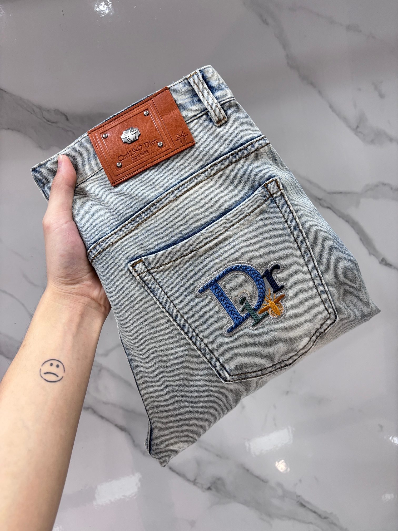 NO:877524,Dior high-end customization, 2026 early autumn latest jeans, simultaneous sale at the counter, original customization, customer-supplied hardware accessories, original order quality, imported solid-color denim elastic fabric, heavy washing, fine workmanship, excellent upper body!  The preferred items are complete in three sizes.…………………………………………………… Size29-38, dior, jeans,19860909迪奥 高端定制、2026早秋最新款牛仔裤 柜台同步发售 原版定制 客供五金辅料 原单品质 进口固色牛仔弹力面料 重工洗水 做工走线精细 上身绝佳！优选单品 三标齐全.…………………………………………………… Size29-38,,dior,jeans,,Men's clothing
