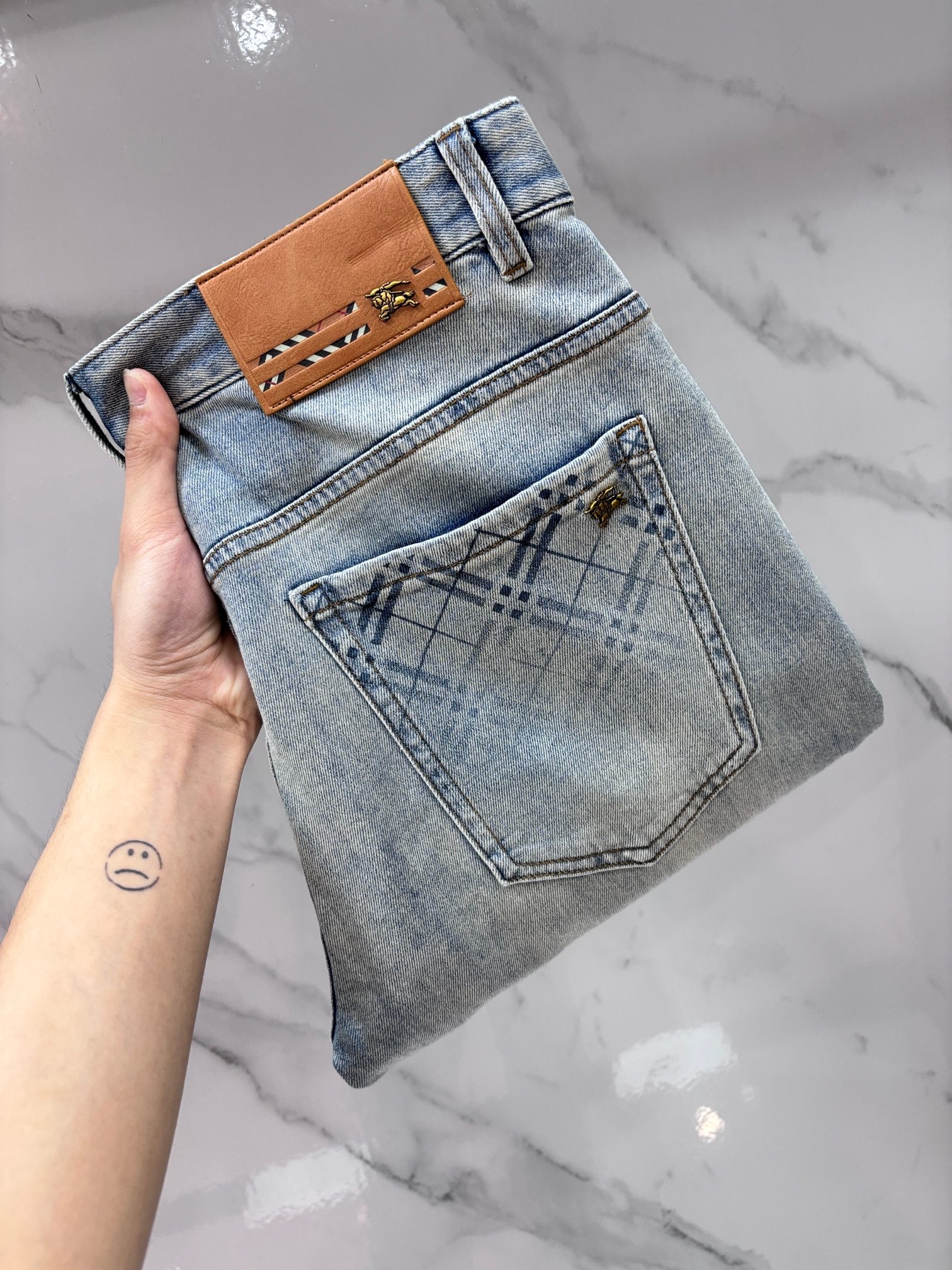 NO:877521,Armani high-end customization, 2026 early autumn latest jeans, simultaneous sale at the counter, original customization, customer-supplied hardware and accessories, original order quality, imported solid color denim elastic fabric, heavy washing, fine workmanship and routing, excellent upper body!  The preferred items are complete in three sizes.…………………………………………………… Size29-38,,armani,jeans,19860909阿玛尼 高端定制、2026早秋最新款牛仔裤 柜台同步发售 原版定制 客供五金辅料 原单品质 进口固色牛仔弹力面料 重工洗水 做工走线精细 上身绝佳！优选单品 三标齐全.…………………………………………………… Size29-38,,armani,jeans,,Men's clothing