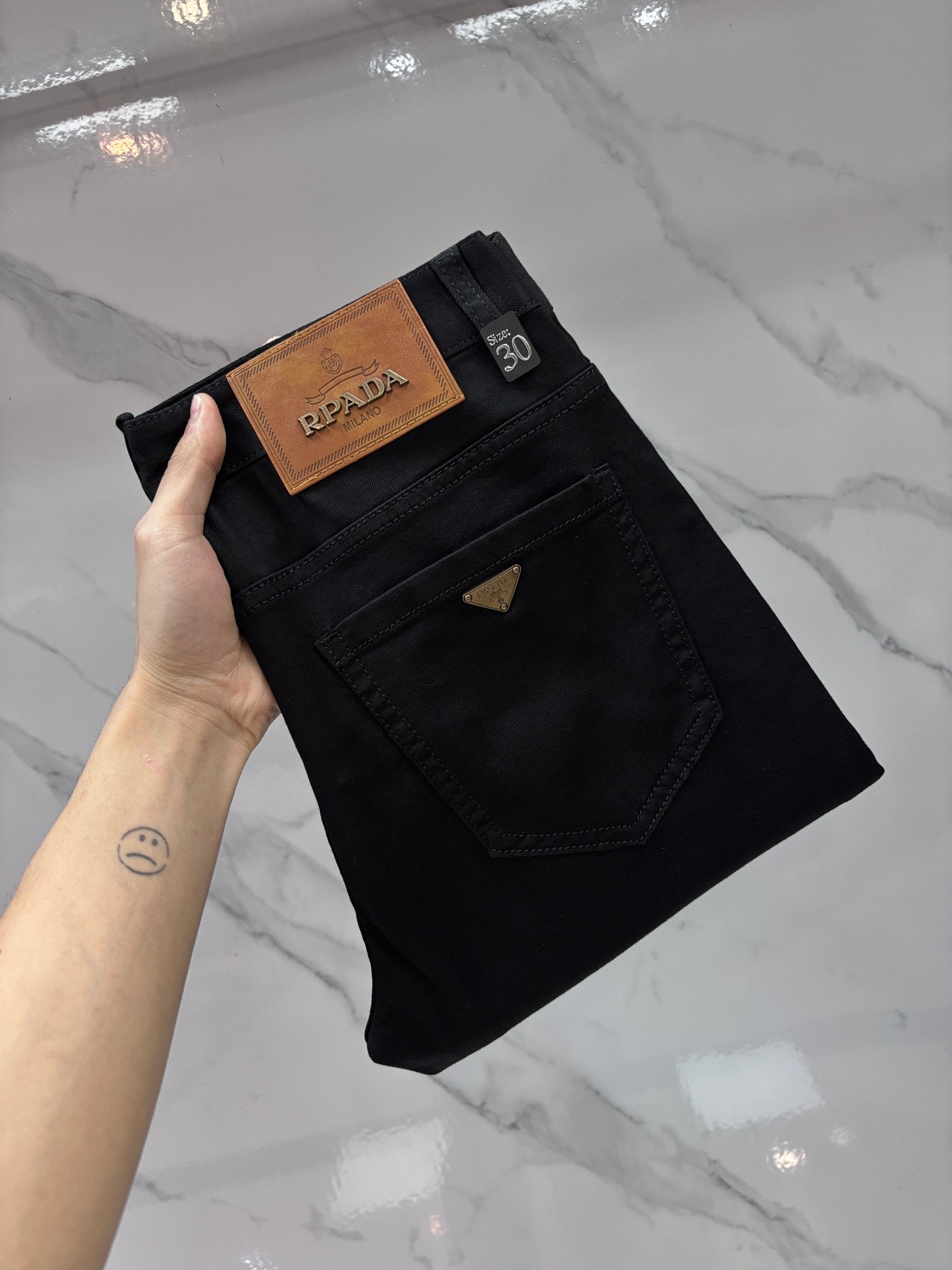 NO:774920,Prada high-end customization, 2026 early autumn latest jeans, simultaneous sale at the counter, original customization, customer-supplied hardware accessories, original order quality, imported solid-color denim elastic fabric, heavy washing, fine workmanship, excellent upper body!  The preferred items are complete in three sizes.……………………………………………………………… Size29-38,, prada, jeans,19860909普拉达 高端定制、2026早秋最新款牛仔裤 柜台同步发售 原版定制 客供五金辅料 原单品质 进口固色牛仔弹力面料 重工洗水 做工走线精细 上身绝佳！优选单品 三标齐全.…………………………………………………… Size29-38,,prada,jeans,,Men's clothing