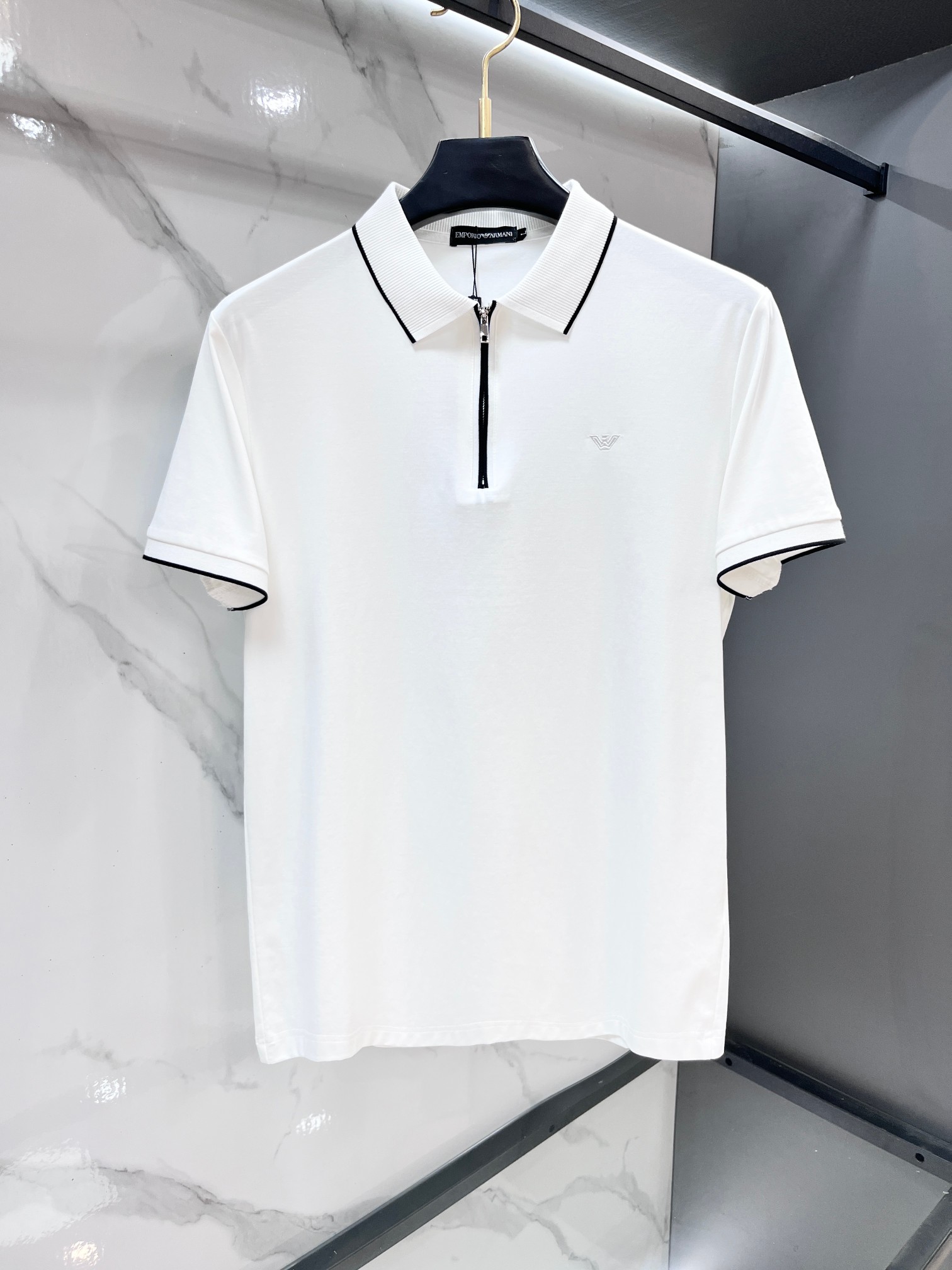 NO:860230,Armani 2026 new high-end business polo white-collar workers must buy this item!  Casual business lapel short sleeves, technical fabrics, great body feel, smooth feel and great texture!  It has good elasticity and no sense of restraint. The fabric has breathable mesh, moisture-wicking, quick-drying and keeps you dry. The small lapel placket design shows a tall and straight posture without being too soft. The simple style can be used for both business and leisure. Highly recommended!  Simple, elegant and clean, elegant and gentlemanly. High-end materials, the focus is on the fabrics, quality control is a must, the feel is extremely delicate and smooth, the fabric has a good luster and the upper body frame feels good, this is a mature quality men's clothing!  Sweat-free in summer, a new experience for business, commuting and leisure …………………………………………………… SizeM-XXXXL,,armani,T-shirt,19860909阿玛尼 2026新款高端商务polo 白领 单位人士必入单品！ 休闲商务翻领短袖,科技面料,体感非常棒,手感顺滑质感很棒！弹性好,无任何束缚感,面料自带透气网孔,吸湿排汗,速干保持干爽,小翻领门襟排扣设计,展露挺拔姿态,不软踏,简约款式,商务休闲都可驾驭,强烈推荐！简单大方干净利落,儒雅绅士风度.高级材质,重点就是面料上,品控的必上,手感极其细腻光滑,面料光泽感和上身骨架感好,打招成熟品质男装！夏天出汗秒干,全新体验 商务通勤休闲 …………………………………………………… SizeM-XXXXL,,armani,T-shirt,,Men's clothing