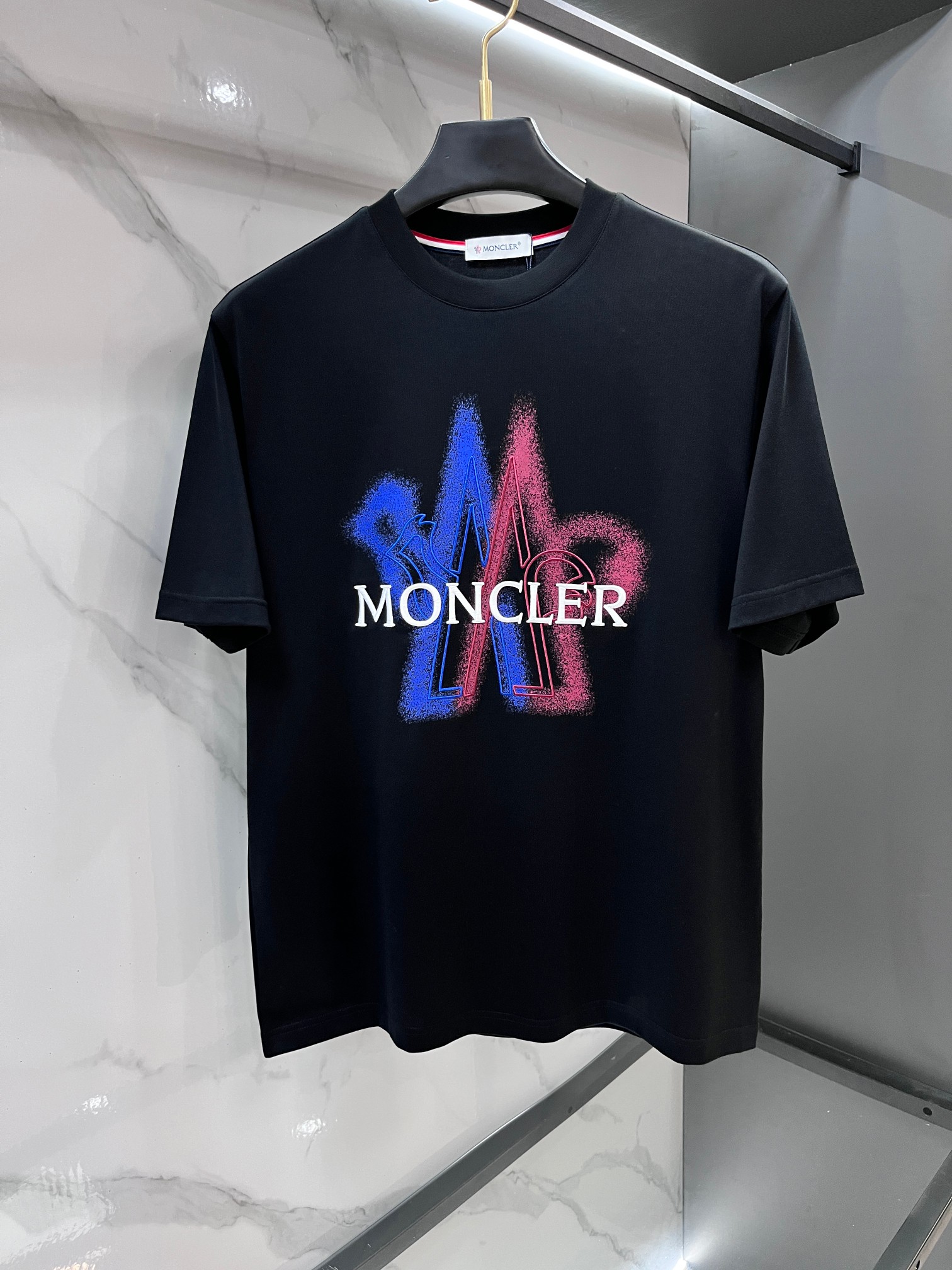 NO:774986,Meng Mouth 2026 spring and summer counter new style, simple short sleeves with logo badge, double yarn pure cotton fabric, diversified matching, catering to the current innovative trend of fashion cutting-edge, collision of retro and modern elements, extreme violent aesthetics. Fashion matching, three standards complete!  …………………………………………………… SizeM-XXXL,,Moncler,T-shirt,19860909蒙口 2026春夏专柜新款,logo徽章简约短袖 双纱纯棉面料 多元化搭配 迎合眼下时尚前沿的创新趋势 复古与现代化元素的碰撞 极端的暴力美学.时尚搭配 三标齐全！…………………………………………………… SizeM-XXXL,,Moncler,T-shirt,,Men's clothing