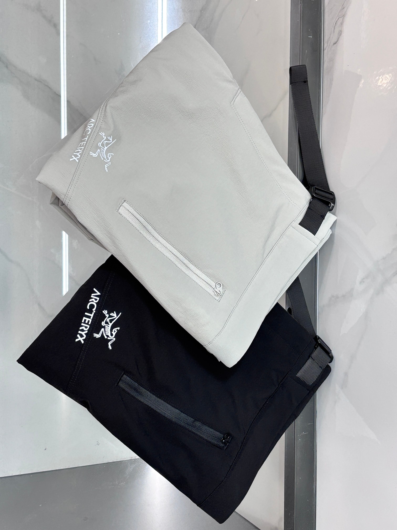 NO:777814,Arc'teryx's best-selling spring and summer counters, quick-drying outdoor functional pants and casual trousers are made of high-density mountaineering fabric, which has good extensibility, is very strong, has good breathability and freedom of movement, and is wear-resistant and water-repellent!  Military-grade three-dimensional tailoring, free movement without restriction!  The simple shape is very atmospheric!  Outdoor, sports, leisure. It can be easily controlled in any occasion!  There is no sense of restraint on the upper body!  !  Three-dimensional tailoring design makes the upper body appear taller and slimmer!  …………………………………………………… SizeM-XXXL,arc'teryx,19860909始祖鸟 春夏专柜热销款,速干户外机能裤休闲长裤 采用高密度登山布面料,具有很好的延展性能 非常结实具备良好的透气性和运动自由度,耐磨防泼水的功能！军工级立体剪裁,自由活动不受拘束！简洁的造型非常大气！户外,运动,休闲.任何场合都可以轻松驾驭！上身更加没有束缚感！！ 立体剪裁设计,上身显高显瘦！…………………………………………………… SizeM-XXXL,arc'teryx,,Men's clothing