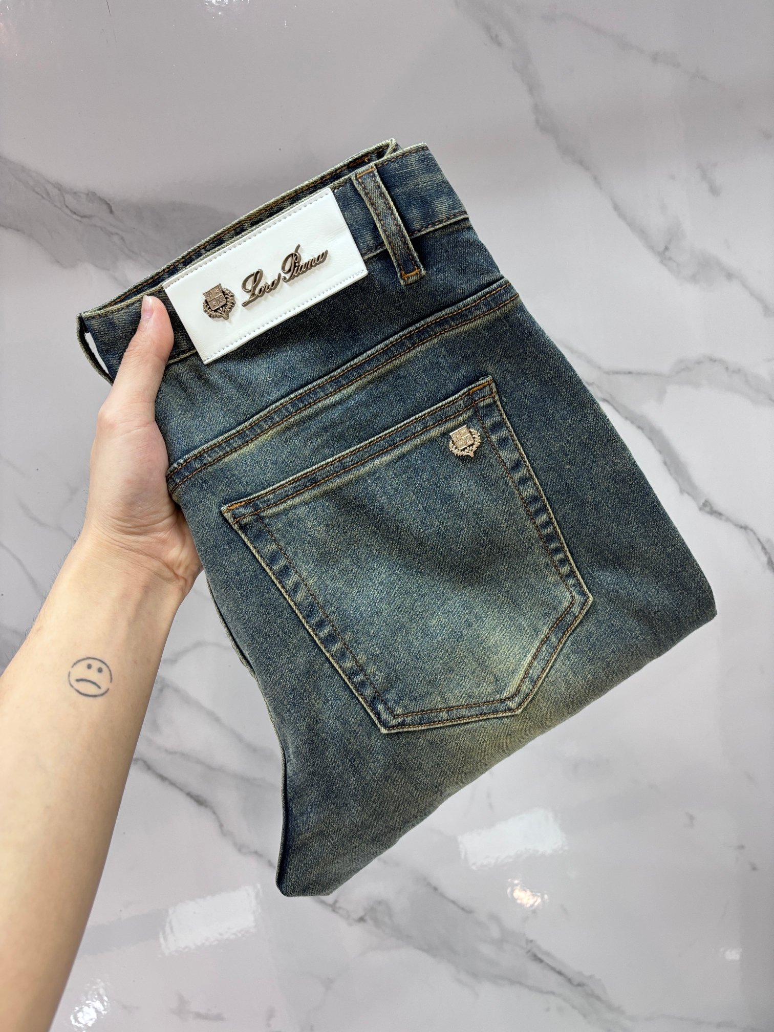 NO:839155,Lp high-end customization, 2026 early autumn latest jeans, simultaneous sale at the counter, original customization, customer-supplied hardware accessories, original order quality, imported solid color denim elastic fabric, heavy washing, fine workmanship and fine routing, excellent upper body!  The preferred items are complete with three standards.……………………………………………… Size29-38,,loro piana,jeans,19860909Lp 高端定制、2026早秋最新款牛仔裤 柜台同步发售 原版定制 客供五金辅料 原单品质 进口固色牛仔弹力面料 重工洗水 做工走线精细 上身绝佳！优选单品 三标齐全.…………………………………………………… Size29-38,,loro piana,jeans,,Men's clothing