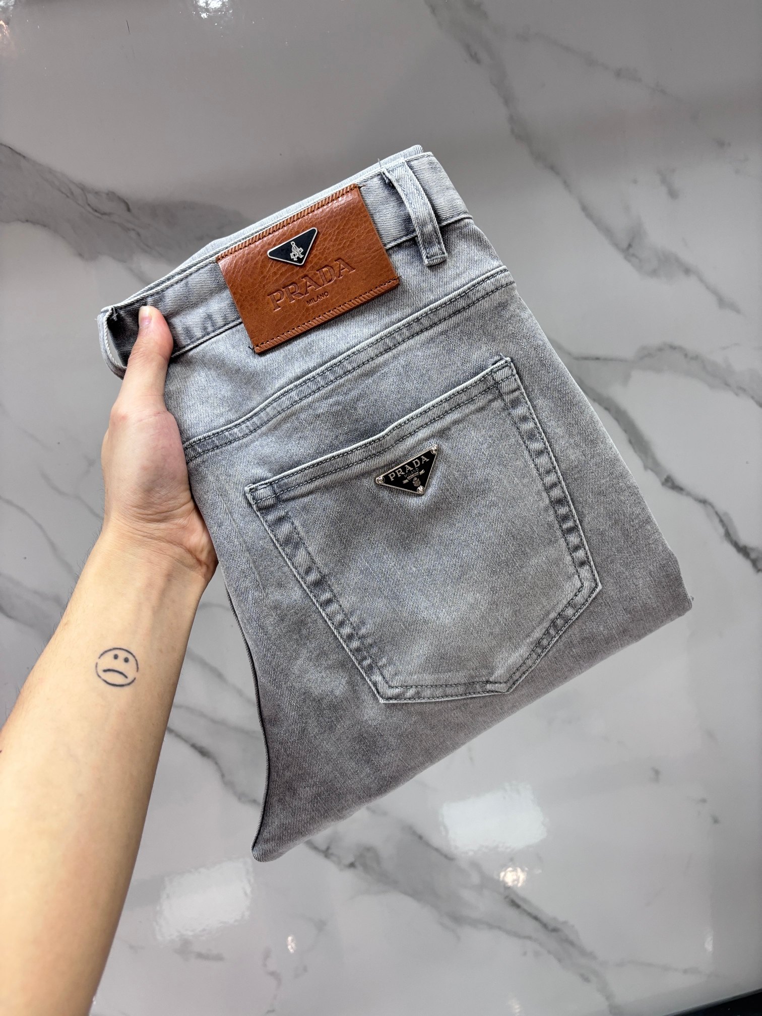 NO:777829,Prada high-end customization, 2026 early autumn latest jeans, simultaneous sale at the counter, original customization, customer-supplied hardware accessories, original order quality, imported solid-color denim elastic fabric, heavy washing, fine workmanship, excellent upper body!  The preferred items are complete in three sizes.……………………………………………………………… Size29-38,, prada, jeans,19860909普拉达 高端定制、2026早秋最新款牛仔裤 柜台同步发售 原版定制 客供五金辅料 原单品质 进口固色牛仔弹力面料 重工洗水 做工走线精细 上身绝佳！优选单品 三标齐全.…………………………………………………… Size29-38,,prada,jeans,,Men's clothing