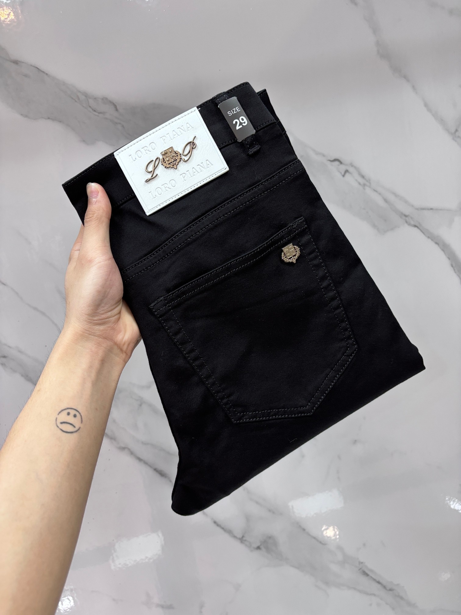NO:926769,Lp high-end customization, 2026 early autumn latest jeans, simultaneous sale at the counter, original customization, customer-supplied hardware accessories, original order quality, imported solid color denim elastic fabric, heavy washing, fine workmanship and fine routing, excellent upper body!  The preferred items are complete with three standards.……………………………………………… Size29-38,,loro piana,jeans,19860909Lp 高端定制、2026早秋最新款牛仔裤 柜台同步发售 原版定制 客供五金辅料 原单品质 进口固色牛仔弹力面料 重工洗水 做工走线精细 上身绝佳！优选单品 三标齐全.…………………………………………………… Size29-38,,loro piana,jeans,,Men's clothing