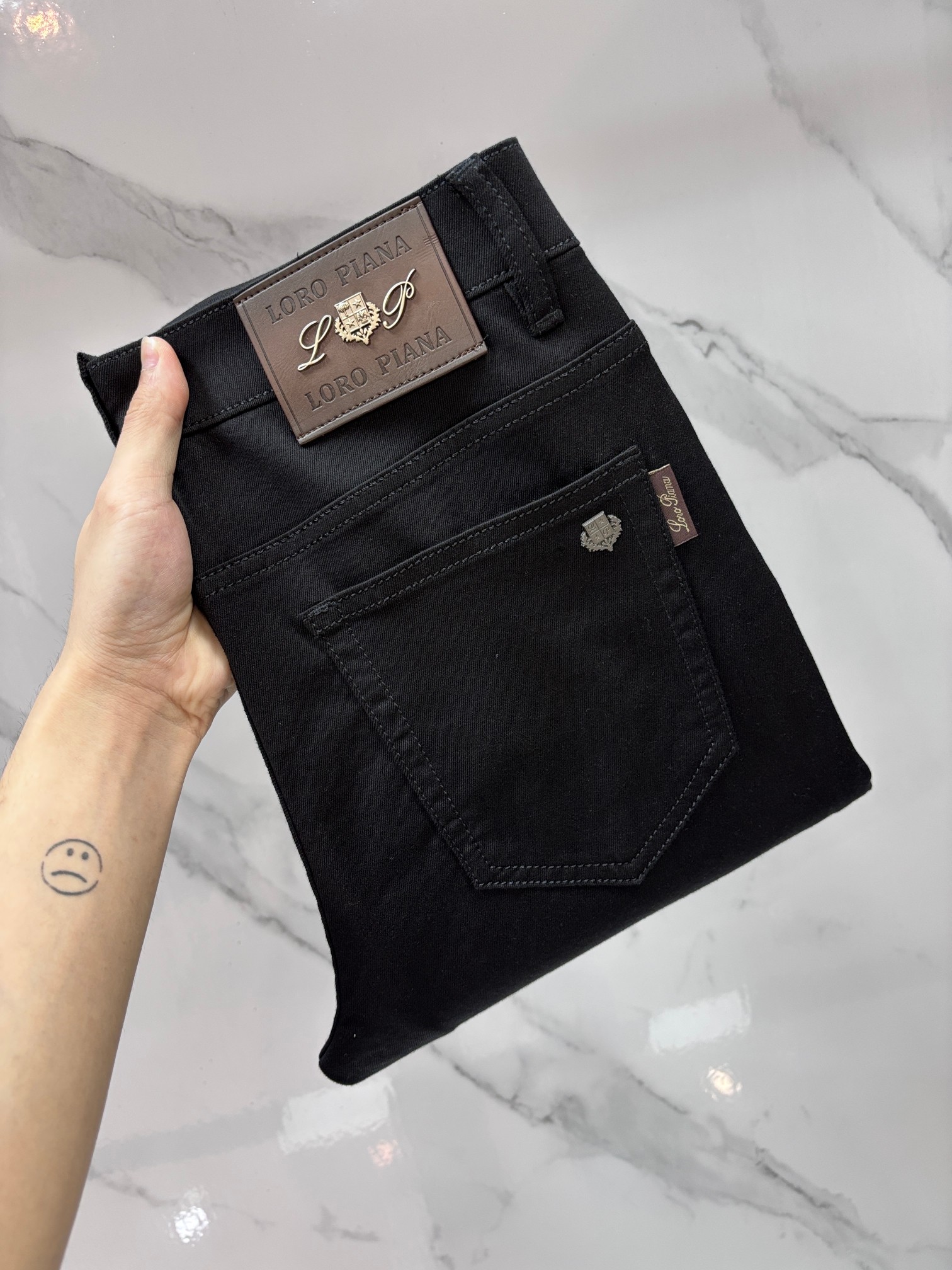 NO:906657,Lp high-end customization, 2026 early autumn latest jeans, simultaneous sale at the counter, original customization, customer-supplied hardware accessories, original order quality, imported solid color denim elastic fabric, heavy washing, fine workmanship and fine routing, excellent upper body!  The preferred items are complete with three standards.……………………………………………… Size29-38,,loro piana,jeans,19860909Lp 高端定制、2026早秋最新款牛仔裤 柜台同步发售 原版定制 客供五金辅料 原单品质 进口固色牛仔弹力面料 重工洗水 做工走线精细 上身绝佳！优选单品 三标齐全.…………………………………………………… Size29-38,,loro piana,jeans,,Men's clothing