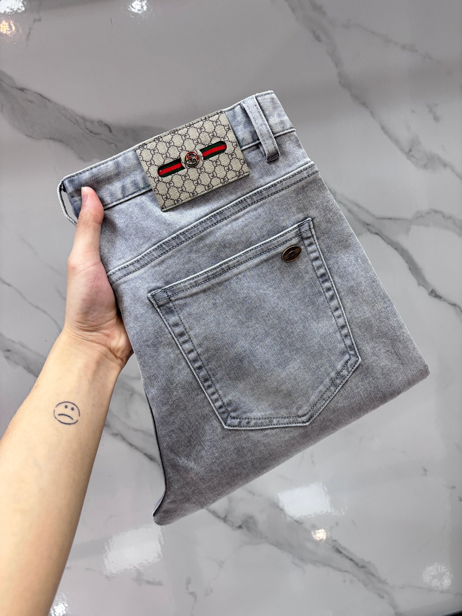 NO:918585,Gucci high-end customization, 2026 early autumn latest jeans, simultaneous sale at the counter, original customization, customer-supplied hardware accessories, original order quality, imported solid color denim elastic fabric, heavy washing, fine workmanship and fine routing, excellent upper body!  The preferred items are complete in three sizes.……………………………………………… Size29-38,,gucci,jeans,19860909Gucci 高端定制、2026早秋最新款牛仔裤 柜台同步发售 原版定制 客供五金辅料 原单品质 进口固色牛仔弹力面料 重工洗水 做工走线精细 上身绝佳！优选单品 三标齐全.…………………………………………………… Size29-38,,gucci,jeans,,Men's clothing