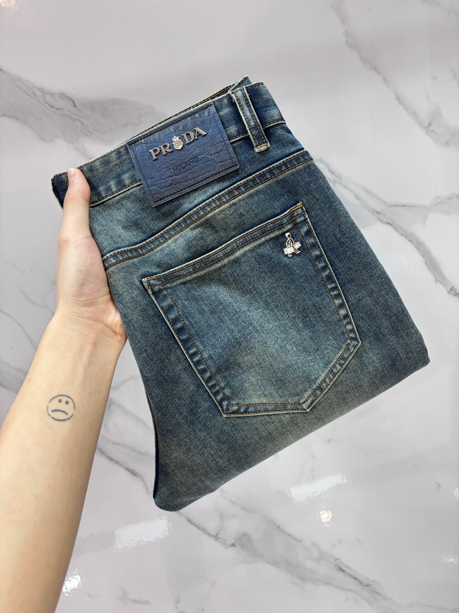 NO:918668,Prada high-end customization, 2026 early autumn latest jeans, simultaneous sale at the counter, original customization, customer-supplied hardware accessories, original order quality, imported solid-color denim elastic fabric, heavy washing, fine workmanship, excellent upper body!  The preferred items are complete in three sizes.……………………………………………………………… Size29-38,, prada, jeans,19860909普拉达 高端定制、2026早秋最新款牛仔裤 柜台同步发售 原版定制 客供五金辅料 原单品质 进口固色牛仔弹力面料 重工洗水 做工走线精细 上身绝佳！优选单品 三标齐全.…………………………………………………… Size29-38,,prada,jeans,,Men's clothing