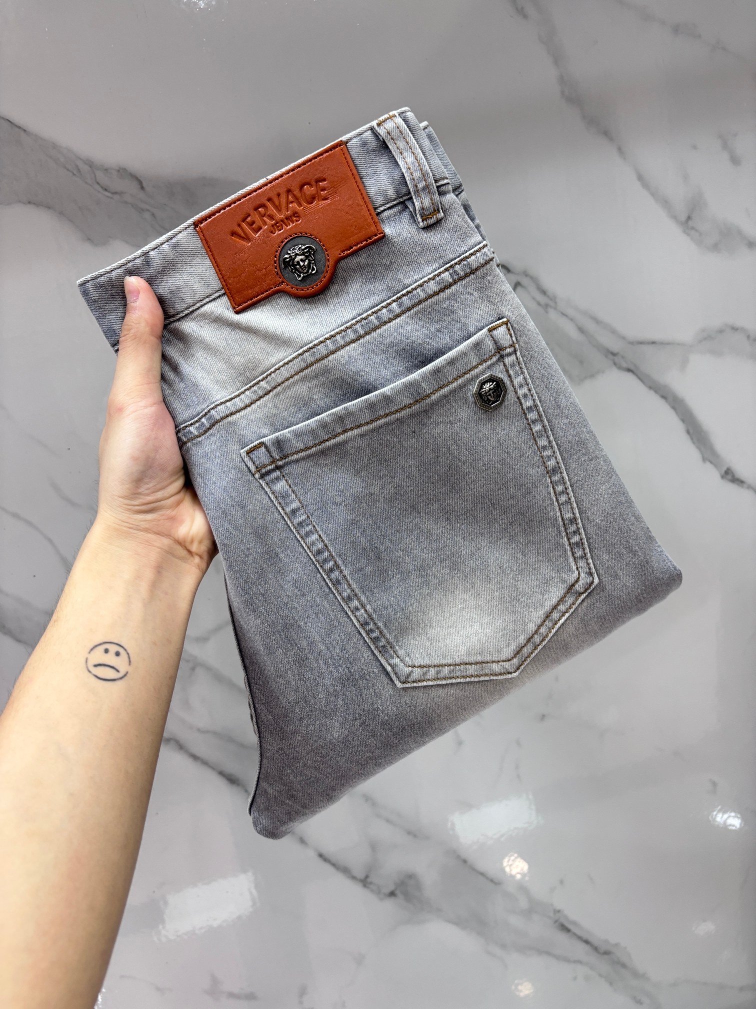 NO:918671,Versace high-end customization, 2026 early autumn latest jeans, simultaneous sale at the counter, original customization, customer-supplied hardware accessories, original order quality, imported solid-color denim elastic fabric, heavy washing, fine workmanship, excellent upper body!  The preferred items are complete with three standards.……………………………………………… Size29-38,,versace,jeans,19860909范思哲 高端定制、2026早秋最新款牛仔裤 柜台同步发售 原版定制 客供五金辅料 原单品质 进口固色牛仔弹力面料 重工洗水 做工走线精细 上身绝佳！优选单品 三标齐全.…………………………………………………… Size29-38,,versace,jeans,,Men's clothing