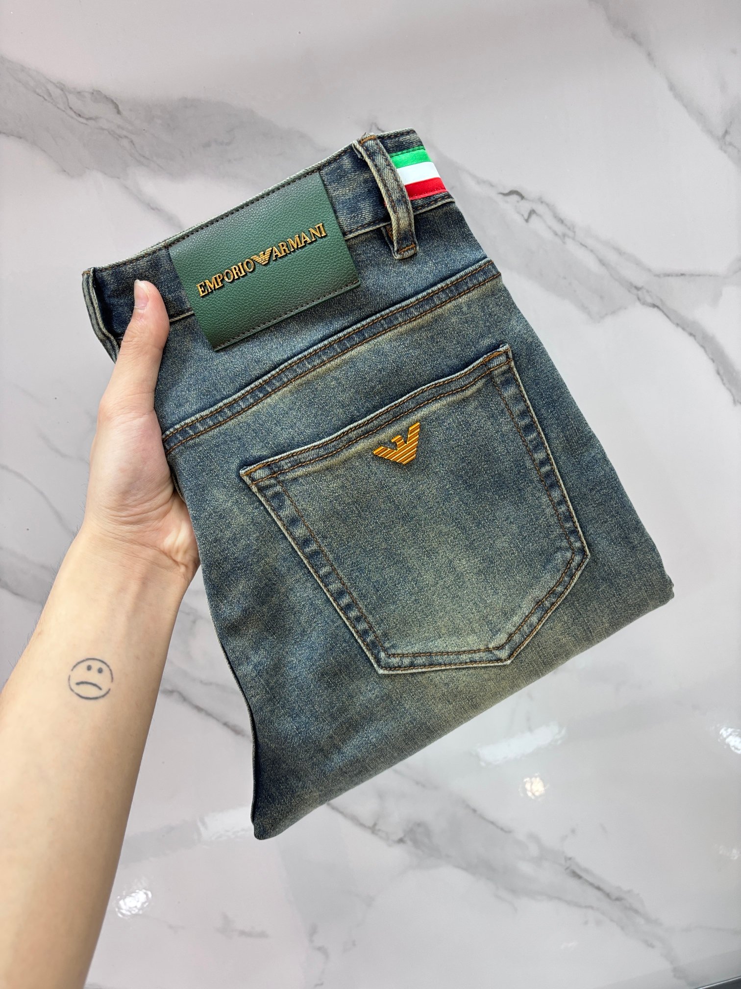 NO:918674,Armani high-end customization, 2026 early autumn latest jeans, simultaneous sale at the counter, original customization, customer-supplied hardware and accessories, original order quality, imported solid color denim elastic fabric, heavy washing, fine workmanship and routing, excellent upper body!  The preferred items are complete in three sizes.…………………………………………………… Size29-38,,armani,jeans,19860909阿玛尼 高端定制、2026早秋最新款牛仔裤 柜台同步发售 原版定制 客供五金辅料 原单品质 进口固色牛仔弹力面料 重工洗水 做工走线精细 上身绝佳！优选单品 三标齐全.…………………………………………………… Size29-38,,armani,jeans,,Men's clothing