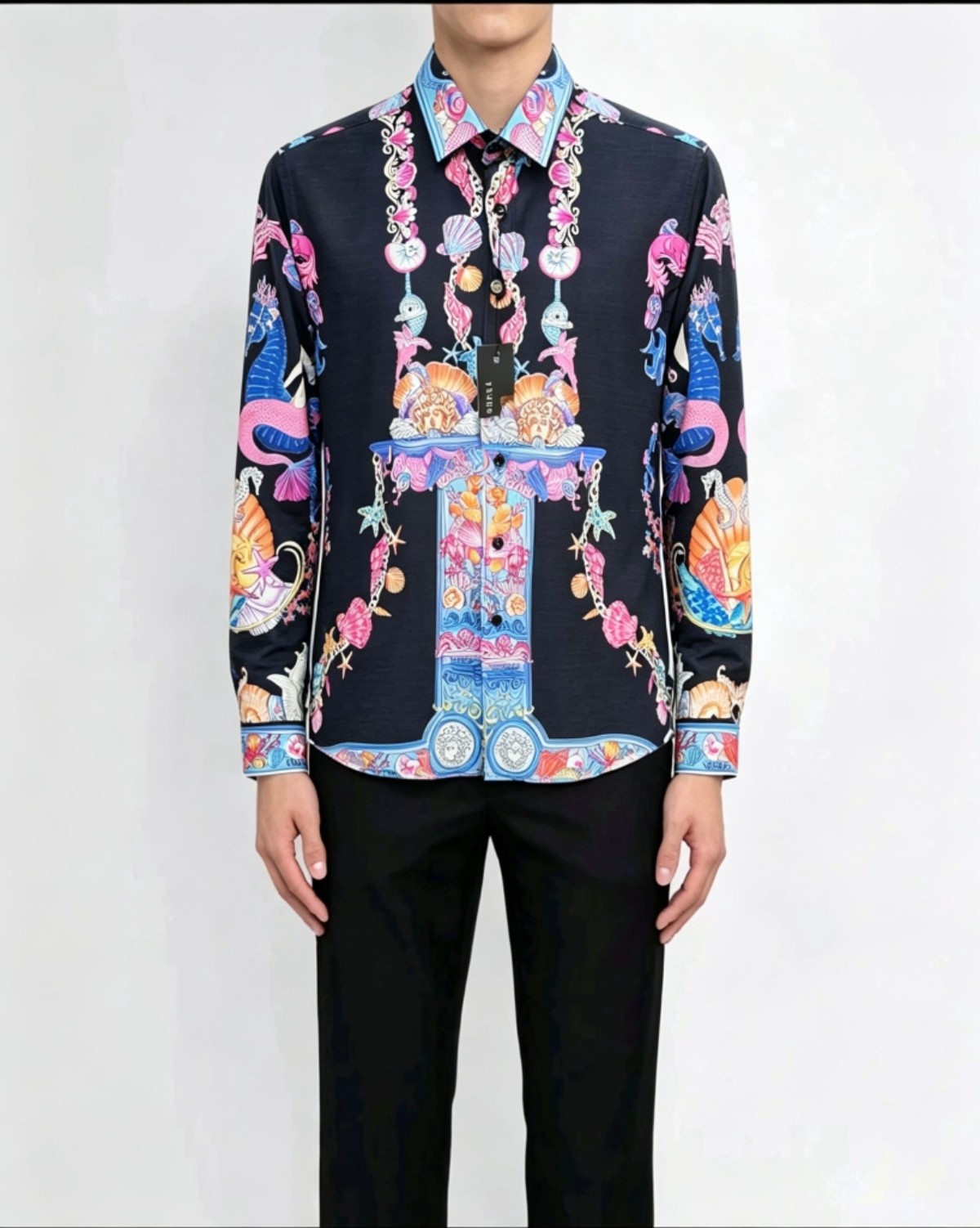 NO:777905,Versace 2026ss new men's long-sleeved shirt, high-end version!  Customized fabric with high breathability and comfort, impeccable details, brand element design concept, reflecting high quality. It feels delicate and soft!  It presents a casual cut and the upper body shape is awesome!  …………………………………………………… SizeM-XXXL,,versace,shirts,19860909范思哲 2026ss新款男士长袖 衬衫 衬衣,高端版本！定制面料 透气舒适度高,细节无可挑剔,品牌元素设计理念,体现高品质.手感细腻柔软！呈现休闲裁剪,上身版型超赞！…………………………………………………… SizeM-XXXL,,versace,shirts,,Men's clothing