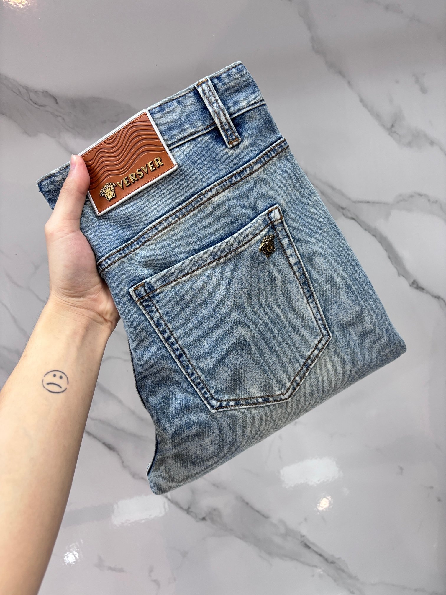 NO:774942,Versace high-end customization, 2026 early autumn latest jeans, simultaneous sale at the counter, original customization, customer-supplied hardware accessories, original order quality, imported solid-color denim elastic fabric, heavy washing, fine workmanship, excellent upper body!  The preferred items are complete with three standards.……………………………………………… Size29-38,,versace,jeans,19860909范思哲 高端定制、2026早秋最新款牛仔裤 柜台同步发售 原版定制 客供五金辅料 原单品质 进口固色牛仔弹力面料 重工洗水 做工走线精细 上身绝佳！优选单品 三标齐全.…………………………………………………… Size29-38,,versace,jeans,,Men's clothing