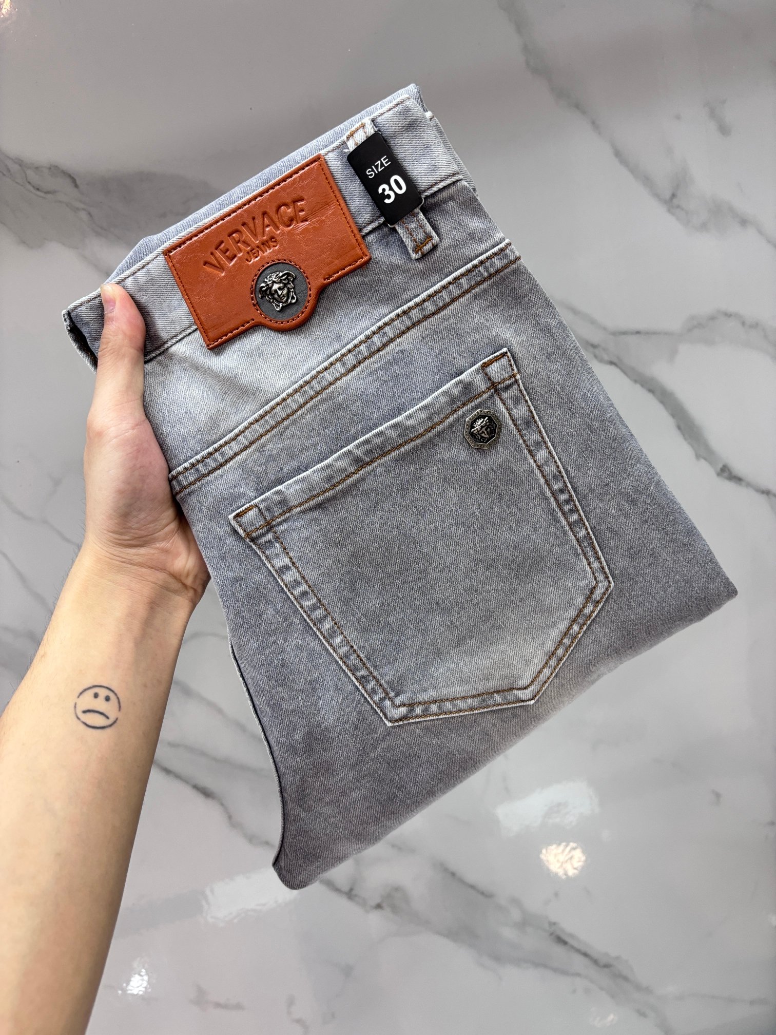 NO:774954,Versace high-end customization, 2026 early autumn latest jeans, simultaneous sale at the counter, original customization, customer-supplied hardware accessories, original order quality, imported solid-color denim elastic fabric, heavy washing, fine workmanship, excellent upper body!  The preferred items are complete with three standards.……………………………………………… Size29-38,,versace,jeans,19860909范思哲 高端定制、2026早秋最新款牛仔裤 柜台同步发售 原版定制 客供五金辅料 原单品质 进口固色牛仔弹力面料 重工洗水 做工走线精细 上身绝佳！优选单品 三标齐全.…………………………………………………… Size29-38,,versace,jeans,,Men's clothing