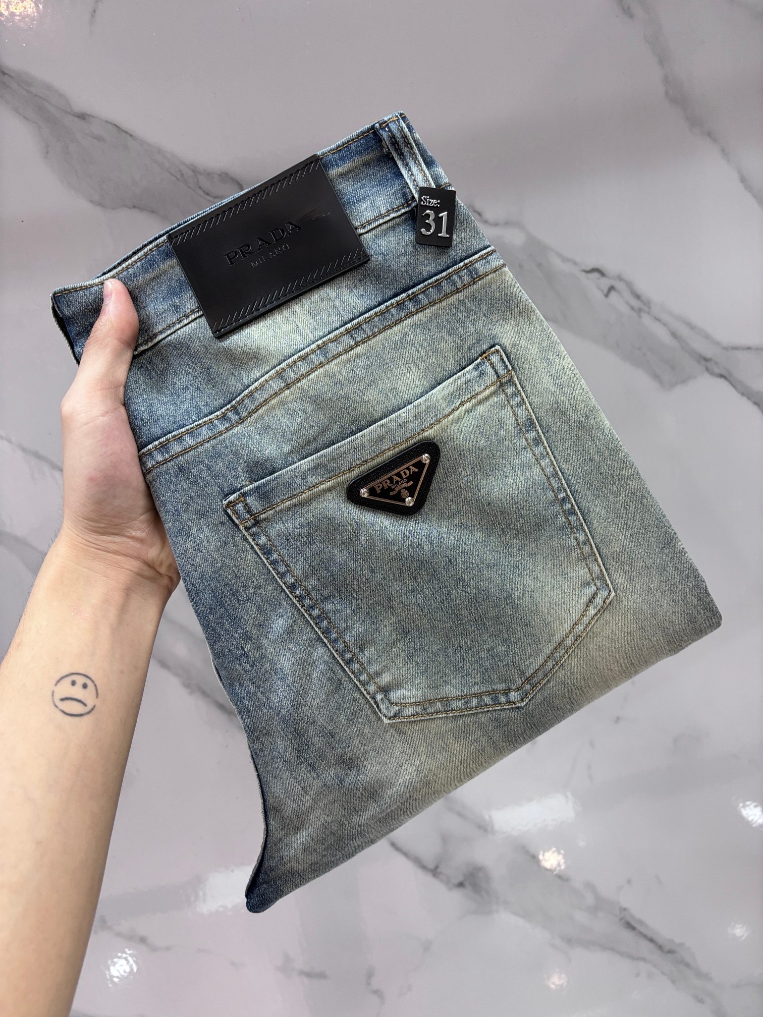 NO:774959,Prada high-end customization, 2026 early autumn latest jeans, simultaneous sale at the counter, original customization, customer-supplied hardware accessories, original order quality, imported solid-color denim elastic fabric, heavy washing, fine workmanship, excellent upper body!  The preferred items are complete in three sizes.……………………………………………………………… Size29-38,, prada, jeans,19860909普拉达 高端定制、2026早秋最新款牛仔裤 柜台同步发售 原版定制 客供五金辅料 原单品质 进口固色牛仔弹力面料 重工洗水 做工走线精细 上身绝佳！优选单品 三标齐全.…………………………………………………… Size29-38,,prada,jeans,,Men's clothing