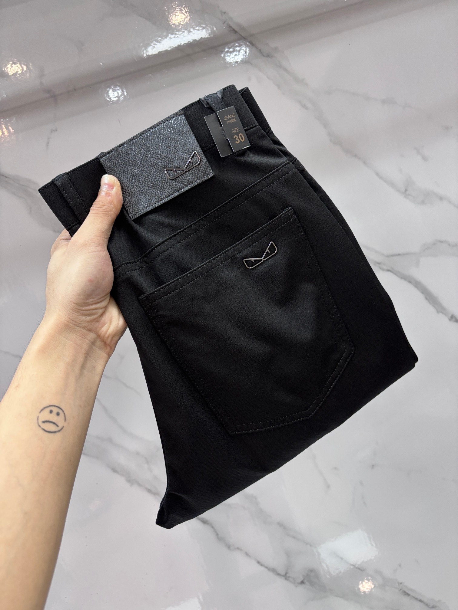 NO:774909,Fendi high-end customization, 2026 early autumn latest jeans, simultaneous sale at the counter, original customization, customer-supplied hardware accessories, original order quality, imported solid-color denim elastic fabric, heavy washing, fine workmanship, excellent upper body!  The preferred items are complete with three standards.…………………………………………………… Size29-38,, fendi, jeans,19860909芬迪 高端定制、2026早秋最新款牛仔裤 柜台同步发售 原版定制 客供五金辅料 原单品质 进口固色牛仔弹力面料 重工洗水 做工走线精细 上身绝佳！优选单品 三标齐全.…………………………………………………… Size29-38,,fendi,jeans,,Men's clothing