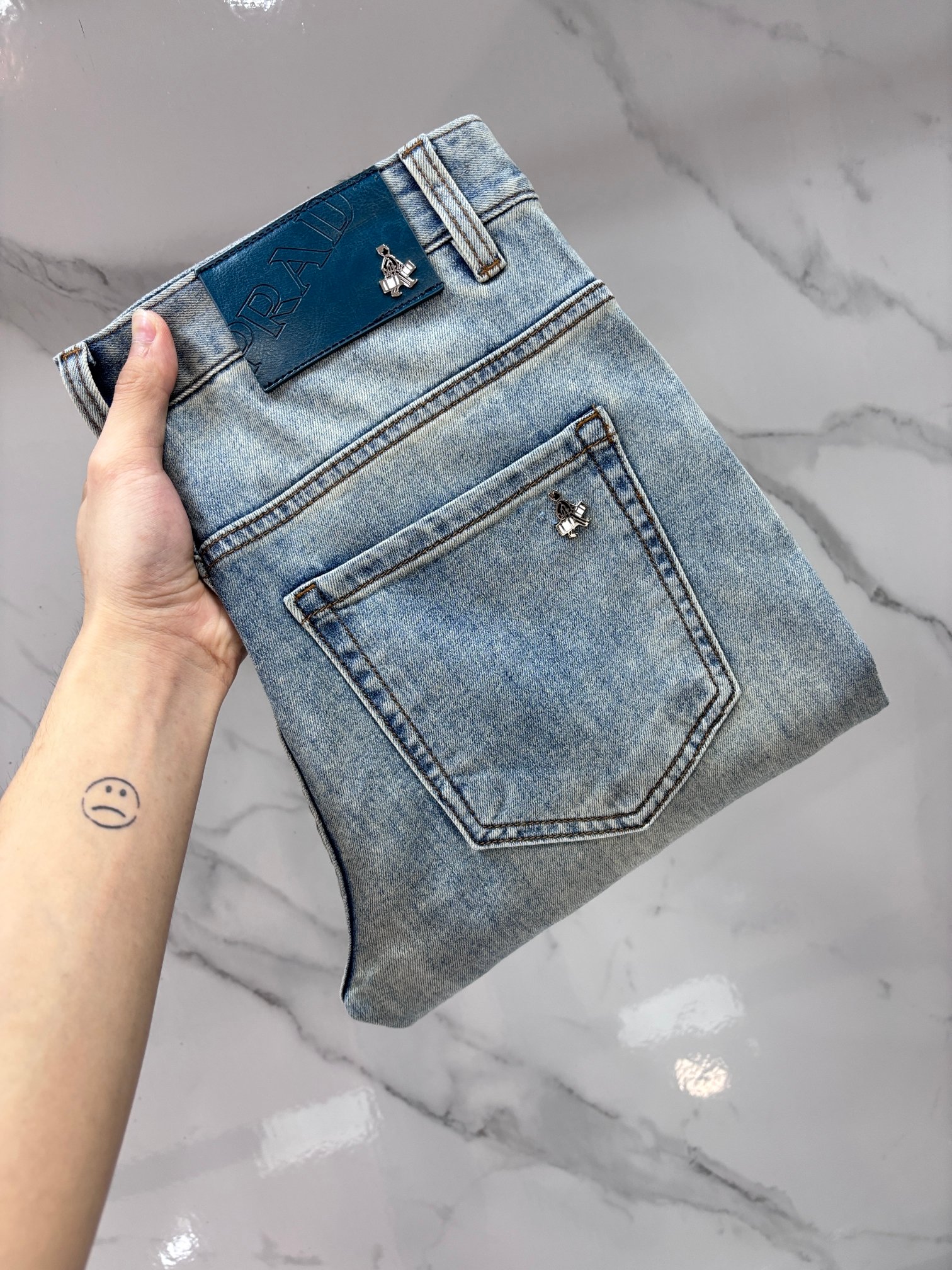 NO:774915,Prada high-end customization, 2026 early autumn latest jeans, simultaneous sale at the counter, original customization, customer-supplied hardware accessories, original order quality, imported solid-color denim elastic fabric, heavy washing, fine workmanship, excellent upper body!  The preferred items are complete in three sizes.……………………………………………………………… Size29-38,, prada, jeans,19860909普拉达 高端定制、2026早秋最新款牛仔裤 柜台同步发售 原版定制 客供五金辅料 原单品质 进口固色牛仔弹力面料 重工洗水 做工走线精细 上身绝佳！优选单品 三标齐全.…………………………………………………… Size29-38,,prada,jeans,,Men's clothing