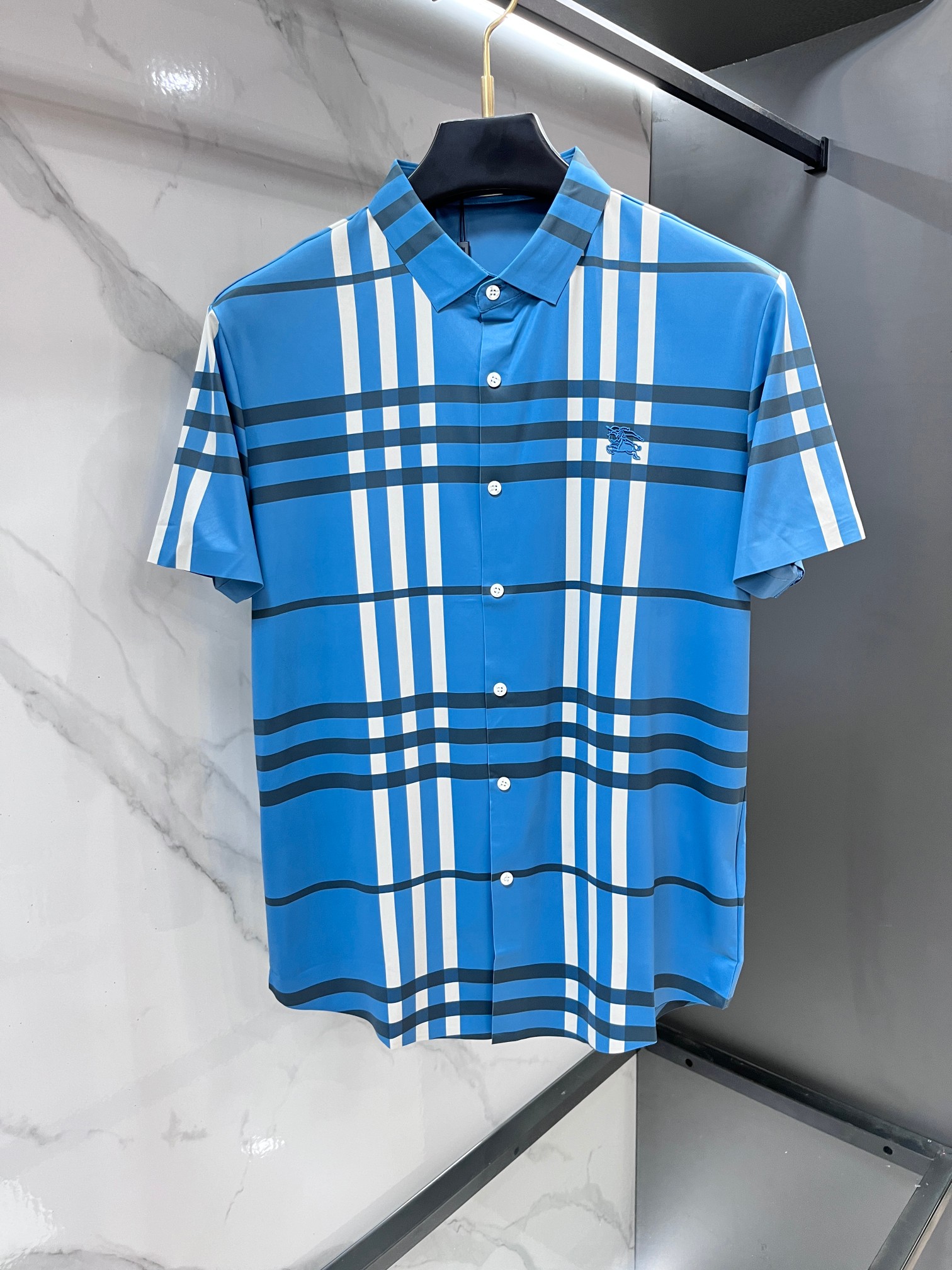 NO:774928,Burberry 2026ss new lapel short-sleeved shirt, customized top-notch cool nylon seamless shirt!  Designed with heavy craftsmanship, embellished with logos of fashionable big-name elements, the upper body has a great shape, and the fabric is fine, comfortable and breathable. It looks great with any combination and is a must-have for fashionable men!  ……………………………………………………………… SizeM-XXXXL,,burberry,shirts,T-shirt,19860909巴宝莉 2026ss新款翻领短袖衬衫,定制顶级冰爽锦氨无痕衬衫！重工艺设计,时尚大牌元素logo点缀,上身版型超赞,面料细腻舒适透气,随意搭配都超级好看时尚型男必备款哦！…………………………………………………… SizeM-XXXXL,,burberry,shirts,T-shirt,,Men's clothing