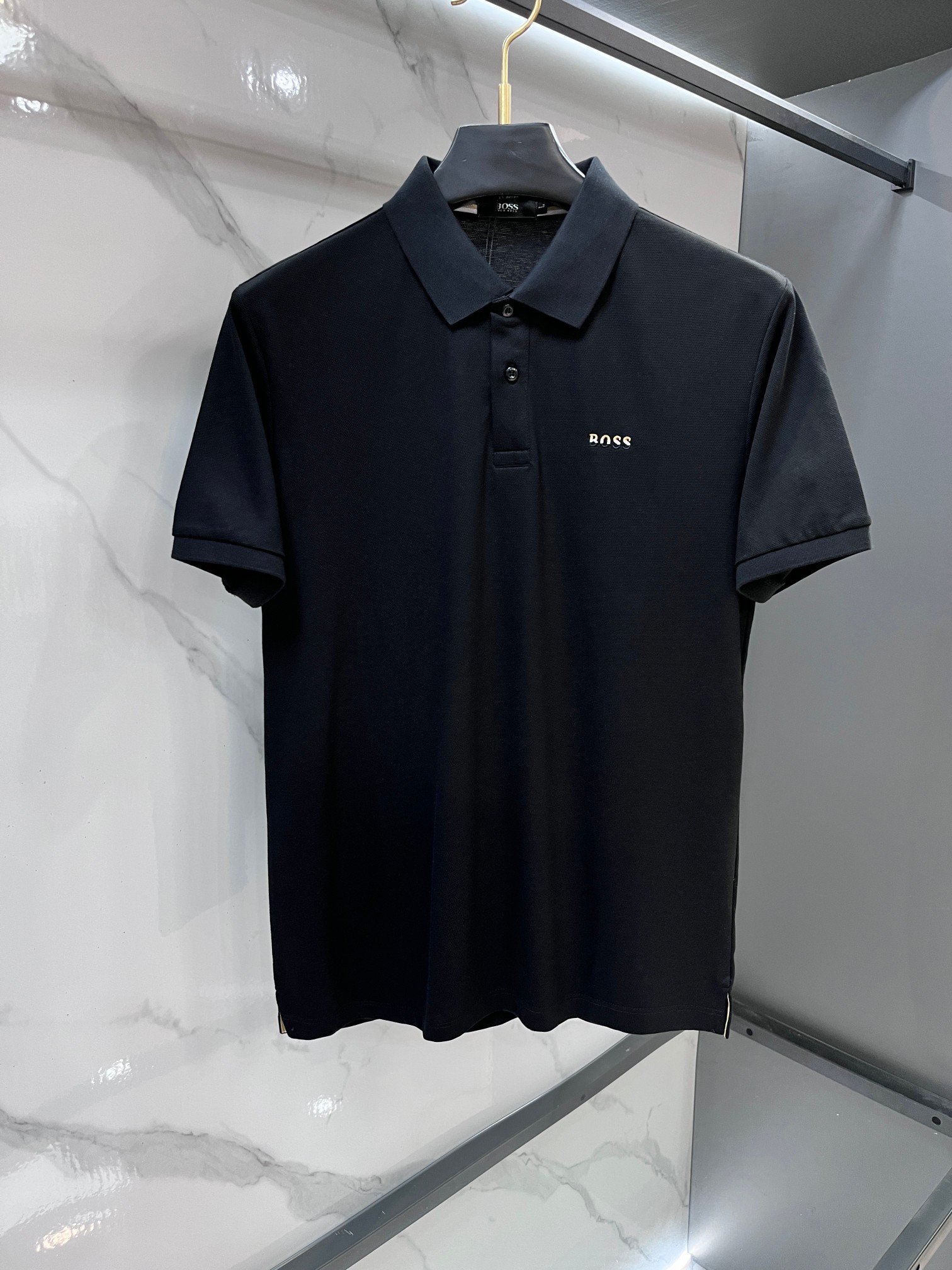 NO:774934,Boss 2026 new high-end business polo, a must-have item for white-collar workers and office workers!  Casual business lapel short sleeves, technical fabrics, great body feel, smooth feel and great texture!  It has good elasticity and no sense of restraint. The fabric has breathable mesh, moisture-wicking, quick-drying and keeps you dry. The small lapel placket design shows a tall and straight posture without being too soft. The simple style can be used for both business and leisure. Highly recommended!  Simple, elegant and clean, elegant and gentlemanly. High-end materials, the focus is on the fabrics, quality control is a must, the feel is extremely delicate and smooth, the fabric has a good luster and the upper body frame feels good, this is a mature quality men's clothing!  Sweat-free in summer, a new experience for business, commuting and leisure …………………………………………………… SizeM-XXXL,,T-shirt,19860909Boss 2026新款高端商务polo 白领 单位人士必入单品！ 休闲商务翻领短袖,科技面料,体感非常棒,手感顺滑质感很棒！弹性好,无任何束缚感,面料自带透气网孔,吸湿排汗,速干保持干爽,小翻领门襟排扣设计,展露挺拔姿态,不软踏,简约款式,商务休闲都可驾驭,强烈推荐！简单大方干净利落,儒雅绅士风度.高级材质,重点就是面料上,品控的必上,手感极其细腻光滑,面料光泽感和上身骨架感好,打招成熟品质男装！夏天出汗秒干,全新体验 商务通勤休闲 …………………………………………………… SizeM-XXXL,,T-shirt,,Men's clothing
