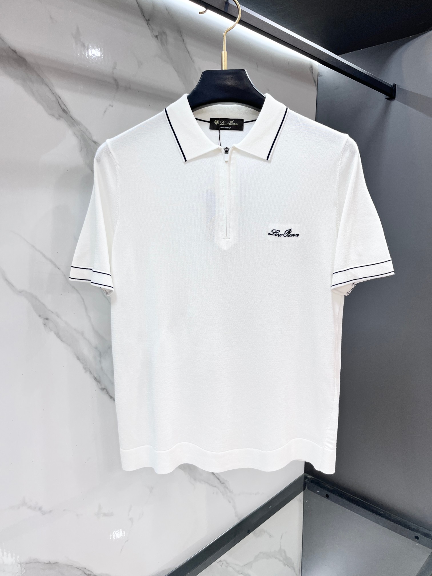NO:774989,The same old-money style short-sleeved style from the Lp official website. Refreshing, breathable and sweat-absorbent. Classic design, simple and without any unnecessary cumbersomeness. It is an indispensable and versatile item in the wardrobe. It is super comfortable to wear, avant-garde and practical to wear. It has exquisite and perfect craftsmanship. It is a classic in the fashion and leisure series!  ……………………………………………………………… SizeM-XXXXL,,loro piana,T-shirt,19860909Lp 官网同款老钱风短袖 清爽透气吸汗 经典设计,简约没有任何多余累赘感,衣橱不可缺少的一件百搭单品,穿身上超级舒适,前卫又实穿,精致完美工艺,时尚休闲系列的经典之作！…………………………………………………… SizeM-XXXXL,,loro piana,T-shirt,,Men's clothing