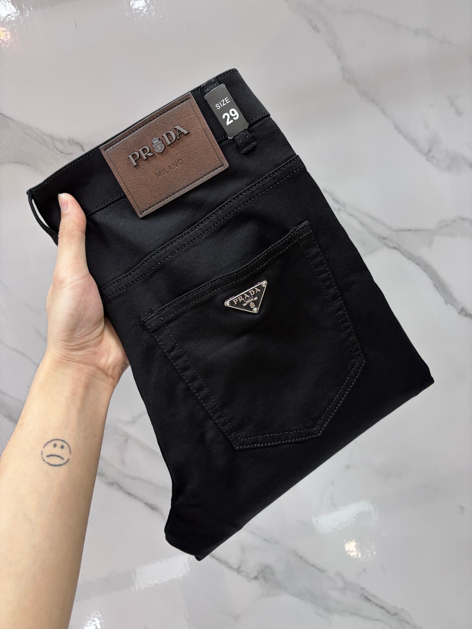NO:927350,Prada high-end customization, 2026 early autumn latest jeans, simultaneous sale at the counter, original customization, customer-supplied hardware accessories, original order quality, imported solid-color denim elastic fabric, heavy washing, fine workmanship, excellent upper body!  The preferred items are complete in three sizes.……………………………………………………………… Size29-38,, prada, jeans,19860909普拉达 高端定制、2026早秋最新款牛仔裤 柜台同步发售 原版定制 客供五金辅料 原单品质 进口固色牛仔弹力面料 重工洗水 做工走线精细 上身绝佳！优选单品 三标齐全.…………………………………………………… Size29-38,,prada,jeans,,Men's clothing