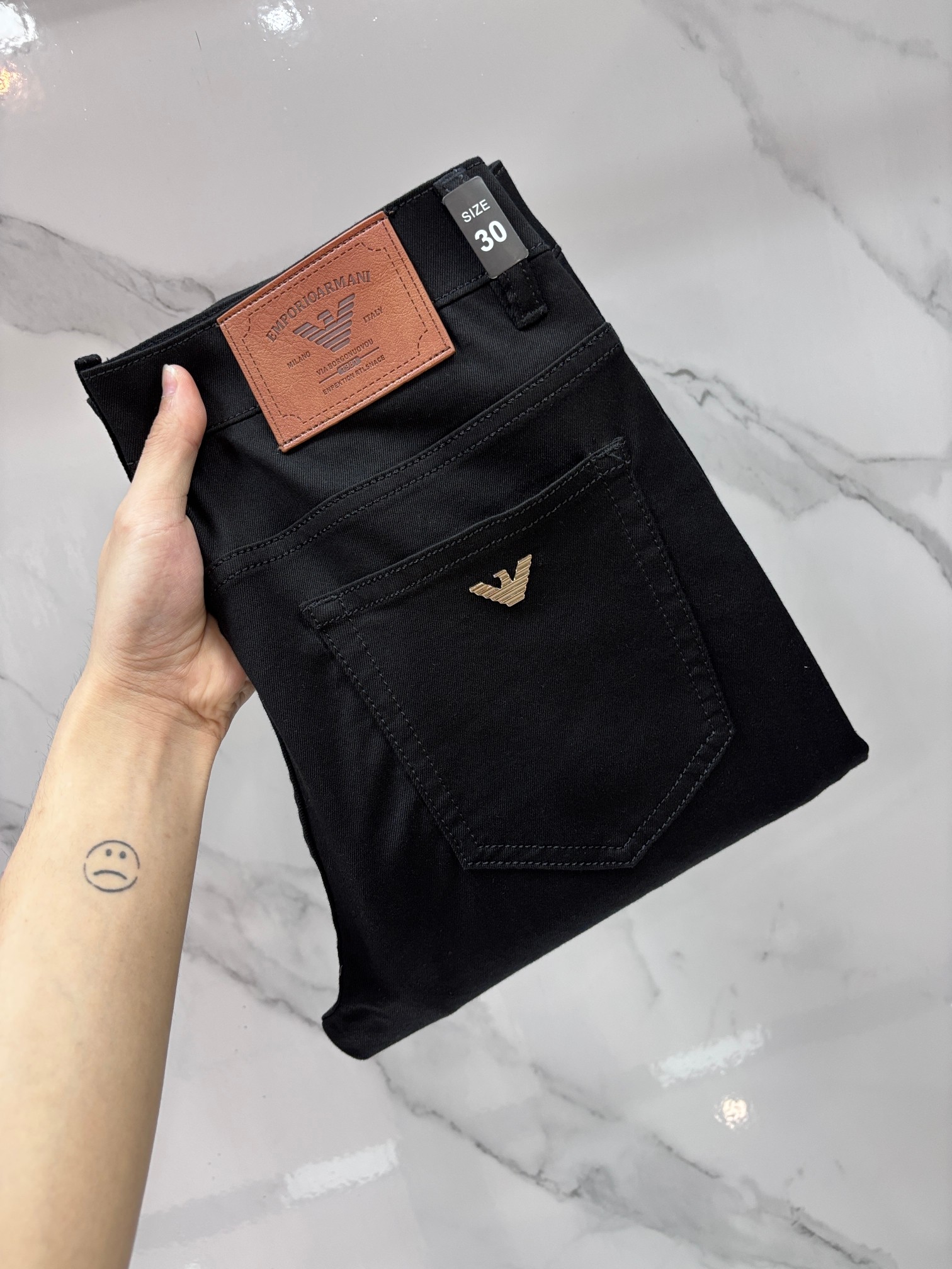 NO:927253,Armani high-end customization, 2026 early autumn latest jeans, simultaneous sale at the counter, original customization, customer-supplied hardware and accessories, original order quality, imported solid color denim elastic fabric, heavy washing, fine workmanship and routing, excellent upper body!  The preferred items are complete in three sizes.…………………………………………………… Size29-38,,armani,jeans,19860909阿玛尼 高端定制、2026早秋最新款牛仔裤 柜台同步发售 原版定制 客供五金辅料 原单品质 进口固色牛仔弹力面料 重工洗水 做工走线精细 上身绝佳！优选单品 三标齐全.…………………………………………………… Size29-38,,armani,jeans,,Men's clothing