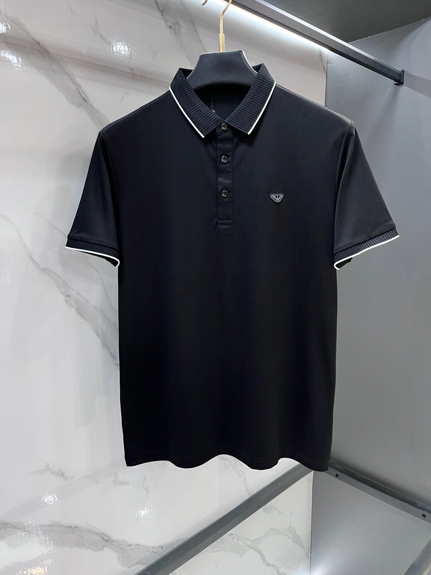NO:777783,Armani 2026ss new summer product, men's no-iron anti-quick-drying business short-sleeved POLO shirt, rarely available through trading company channels, ahead of GW sales!  Lujia's summer show item, unique texture!  The fabric is silky and shiny, no-iron, anti-wrinkle and full of drape. No matter how you ravage it, it will remain as smooth as ever!  The fabric is made from custom-made imported polyester fiber fabrics. The fabric is wrinkle-resistant, lightweight and easy to care for. It feels light, silky and delicate. It has excellent breathability, moisture absorption and quick-drying properties. The upper body has a cooling effect. It is definitely the best choice for your summer wardrobe. If you get the actual product, you will definitely have an endless desire to repurchase!  The exquisite and smooth hemming and routing technology can withstand the harsh scrutiny and severe test of the masses. The first-class tailoring with basic fit makes the upper body three-dimensional and tall, handsome and charming!  …………………………………………… SizeM-XXXXl,,louis vuitton,armani,louis vuitton,T-shirt,19860909阿玛尼 2026ss夏季新品,男士免烫抗速干商务短袖POLO衫,贸易公司渠道稀出,领先GW发售！驴家夏季秀款单品,独特纹理！面料丝滑冰感有光泽,免烫抗皱垂感十足,不论你如何蹂躏都会顺滑如初！ 面料精选客供定制进口聚酯纤维面料制成,面料抗皱轻盈好打理,手感轻薄丝滑细腻,拥有着极佳的透气吸湿速干性能,上身自带降温功效,绝对是夏日衣橱中不二之选,实物到手绝对会让你有无限回购的渴望！精湛平顺的包边走线工艺,经得起群众苛刻的目光审视及严峻考验,基础合体的一流版型裁剪,上身立体挺拔,帅气迷人！…………………………………………………… SizeM-XXXXl,,louis vuitton,armani,louis vuitton,T-shirt,,Men's clothing