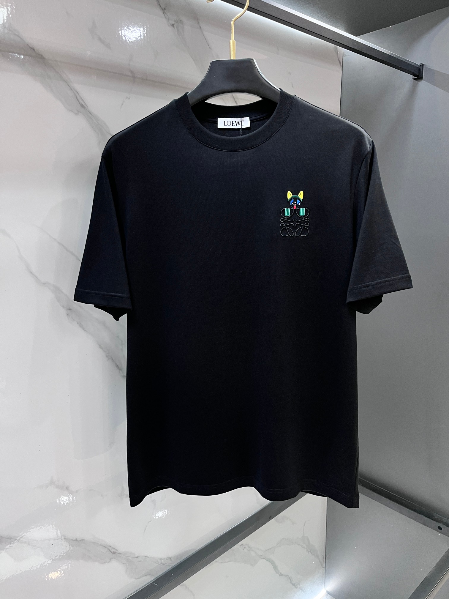 NO:777788,Loewe 2026 spring and summer new counter style, simple short-sleeved logo badge, double yarn pure cotton fabric, diversified matching, catering to the current innovative trend of fashion cutting-edge, collision of retro and modern elements, extreme violent aesthetics. Fashion matching, three standards complete!  ……………………………………………………………… SizeM-XXXL,,loewe,T-shirt,19860909罗意威 2026春夏专柜新款,logo徽章简约短袖 双纱纯棉面料 多元化搭配 迎合眼下时尚前沿的创新趋势 复古与现代化元素的碰撞 极端的暴力美学.时尚搭配 三标齐全！…………………………………………………… SizeM-XXXL,,loewe,T-shirt,,Men's clothing