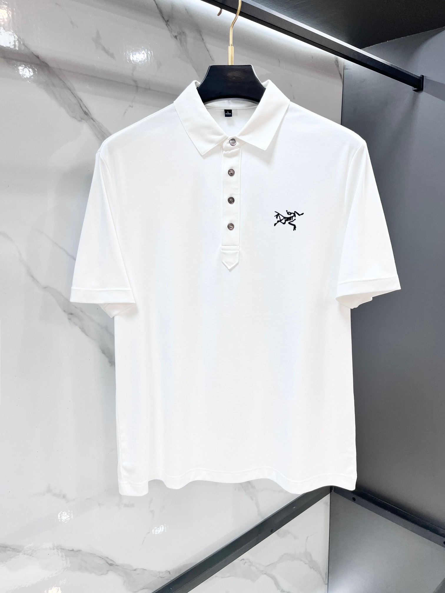 NO:860200,Arc'teryx 2026 spring and summer new product lapel polo short sleeves. Fashionable single product design, more fashionable and comfortable, high standard customization, very stylish upper body, luxury brand classic LOGO pattern. Customer-supplied accessories, customer-supplied imported comfortable and breathable fabrics with very delicate texture, exquisite details and exquisite craftsmanship, accessories are all supplied by foreign customers, a highly moldable item, can be matched with any fashion, super good fit, a must-have item for trendy men!  …………………………………………………… SizeM-XXXXL,arc'teryx,T-shirt,19860909始祖鸟 2026春夏新品翻领polo短袖 时尚单品设计,更加时尚舒适,高标准定制,上身非常有型,奢华品牌经典LOGO图案 客供辅料,客供进口舒适透气面料质感非常细腻,细节工艺精湛考究,辅料皆为外商客供,塑造性极高的一款单品,任何时装都可以搭配,版型超级好 潮男必备单品！…………………………………………………… SizeM-XXXXL,arc'teryx,T-shirt,,Men's clothing
