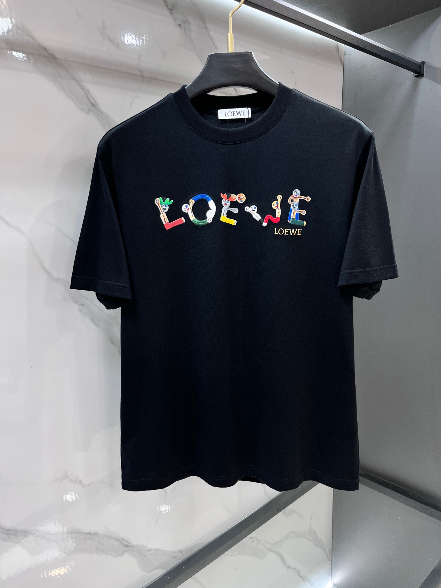NO:777800,Loewe 2026 spring and summer new counter style, simple short-sleeved logo badge, double yarn pure cotton fabric, diversified matching, catering to the current innovative trend of fashion cutting-edge, collision of retro and modern elements, extreme violent aesthetics. Fashion matching, three standards complete!  ……………………………………………………………… SizeM-XXXL,,loewe,T-shirt,19860909罗意威 2026春夏专柜新款,logo徽章简约短袖 双纱纯棉面料 多元化搭配 迎合眼下时尚前沿的创新趋势 复古与现代化元素的碰撞 极端的暴力美学.时尚搭配 三标齐全！…………………………………………………… SizeM-XXXL,,loewe,T-shirt,,Men's clothing