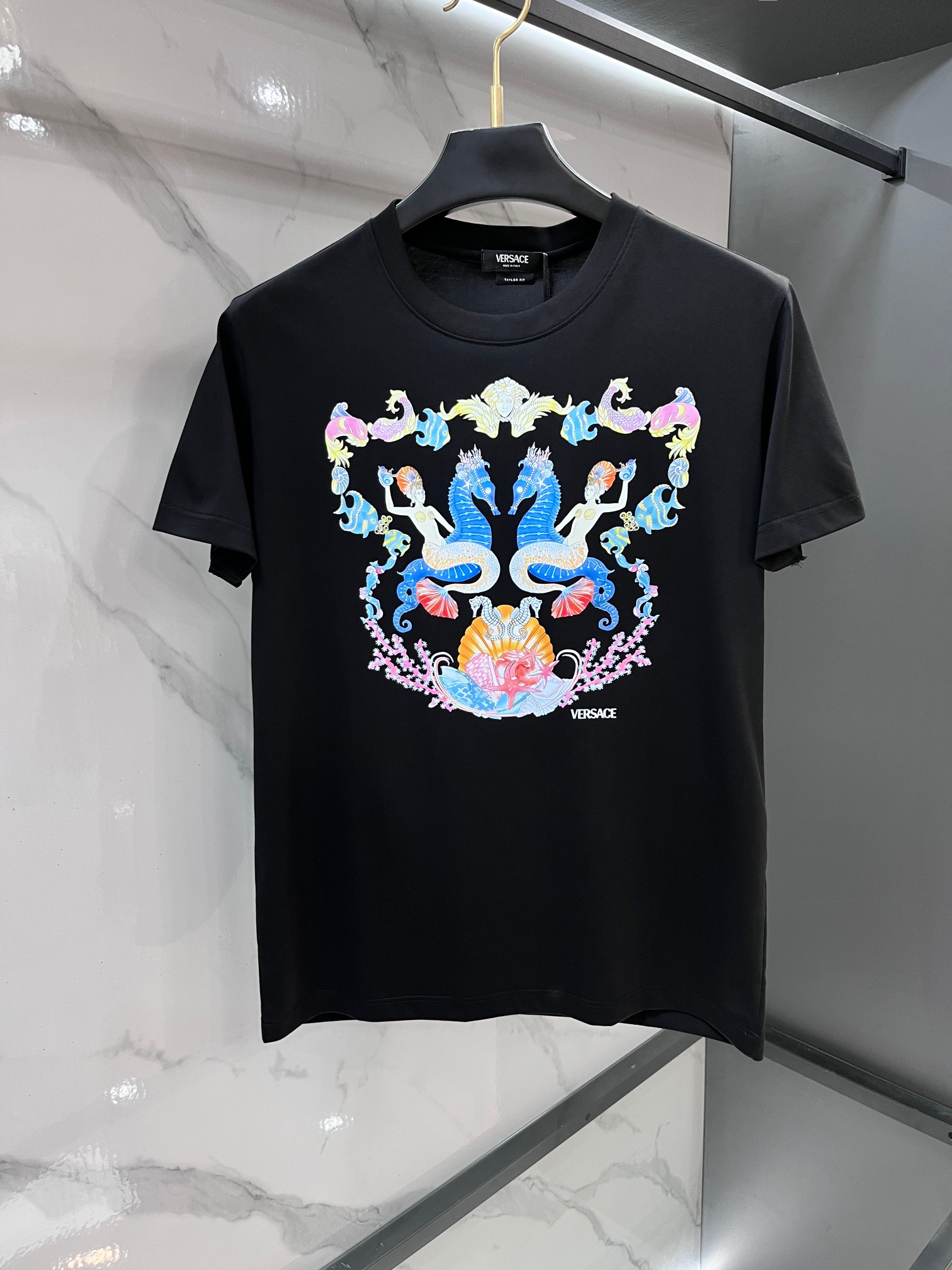 NO:777819,Versace 2026ss spring and summer high-quality short-sleeved T-shirts are synchronized with the official website. High-end quality. Customized top-grade mercerized cotton fabric, 1:1 production by top manufacturers, fashionable brand heavy craftsmanship logo design, soft and delicate feel. Skin-friendly and comfortable to wear. Versatile and casual. The upper body is very good. Handsome. A must-have for trendy men!  ……………………………………………………………… SizeM-XXXXL,,versace,T-shirt,tees,t-shirt,19860909范思哲 2026ss春夏精品短袖T恤 官网同步 高端品质 定制顶级丝光棉面料,顶级大厂1:1制作,时尚大牌重工艺logo设计,手感柔软细腻 穿着亲肤舒适 百搭休闲 上身非常赞 帅气 潮男必备品！…………………………………………………… SizeM-XXXXL,,versace,T-shirt,tees，t-shirt,,Men's clothing