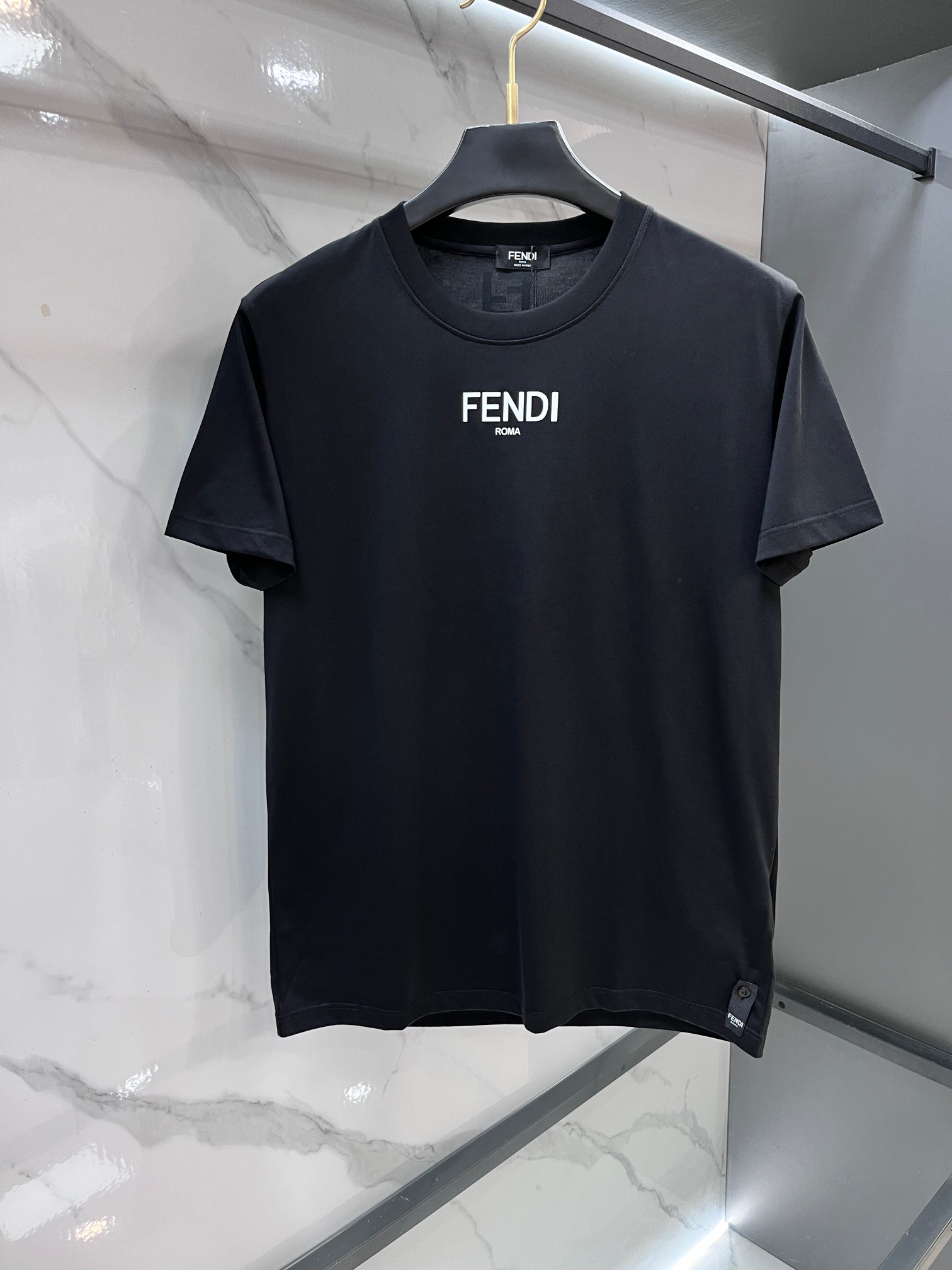 NO:777823,Fendi 2026ss spring and summer boutique short-sleeved T-shirt official website synchronization, high-end quality, customized top mercerized cotton fabric, 1:1 production by top manufacturers, fashionable brand heavy craftsmanship logo design, soft and delicate feel, skin-friendly and comfortable to wear, versatile and casual, the upper body is very good, handsome, a must-have for trendy men!  ……………………………………………………………… SizeM-XXXXL,,fendi,T-shirt,tees,t-shirt,19860909芬迪 2026ss春夏精品短袖T恤 官网同步 高端品质 定制顶级丝光棉面料,顶级大厂1:1制作,时尚大牌重工艺logo设计,手感柔软细腻 穿着亲肤舒适 百搭休闲 上身非常赞 帅气 潮男必备品！…………………………………………………… SizeM-XXXXL,,fendi,T-shirt,tees，t-shirt,,Men's clothing