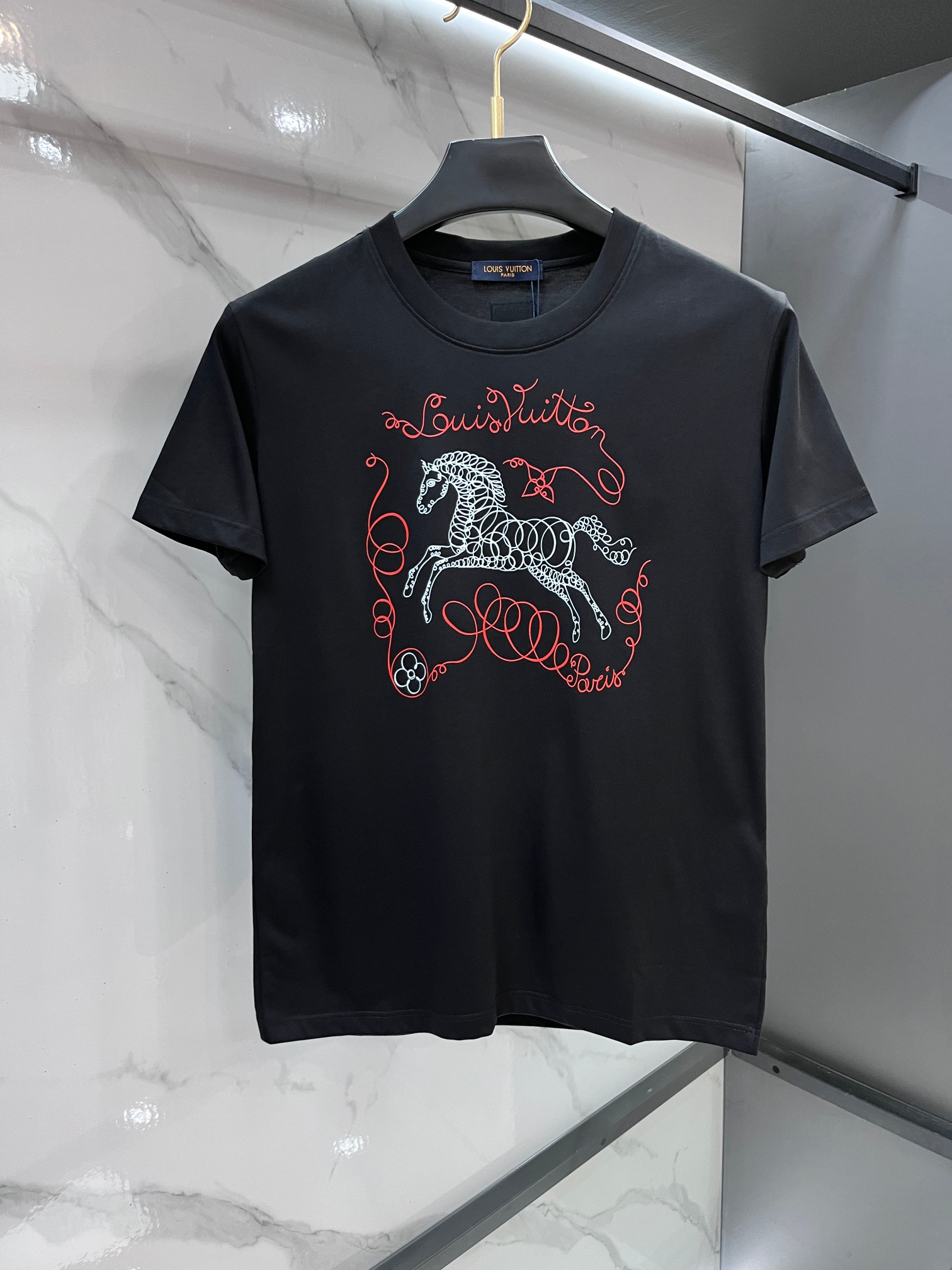 NO:777828,Lv 2026ss spring and summer high-quality short-sleeved T-shirts are synchronized with the official website. High-end quality. Customized top-grade mercerized cotton fabric, 1:1 production by top manufacturers, fashionable big-name heavy craftsmanship logo design, soft and delicate feel. Skin-friendly and comfortable to wear. Versatile and casual. The upper body is very good. Handsome. A must-have for trendy men!  ……………………………………………………………… SizeM-XXXXL,,louis vuitton,T-shirt,tees,t-shirt,19860909Lv 2026ss春夏精品短袖T恤 官网同步 高端品质 定制顶级丝光棉面料,顶级大厂1:1制作,时尚大牌重工艺logo设计,手感柔软细腻 穿着亲肤舒适 百搭休闲 上身非常赞 帅气 潮男必备品！…………………………………………………… SizeM-XXXXL,,louis vuitton,T-shirt,tees，t-shirt,,Men's clothing