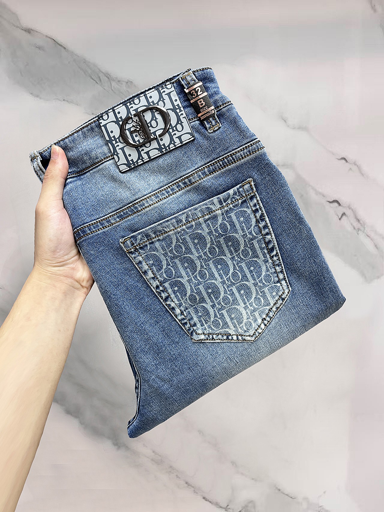 NO:777882,Dior high-end customization, 2026 early autumn latest jeans, simultaneous sale at the counter, original customization, customer-supplied hardware accessories, original order quality, imported solid-color denim elastic fabric, heavy washing, fine workmanship, excellent upper body!  The preferred items are complete in three sizes.…………………………………………………… Size29-38, dior, jeans,19860909迪奥 高端定制、2026早秋最新款牛仔裤 柜台同步发售 原版定制 客供五金辅料 原单品质 进口固色牛仔弹力面料 重工洗水 做工走线精细 上身绝佳！优选单品 三标齐全.…………………………………………………… Size29-38,,dior,jeans,,Men's clothing