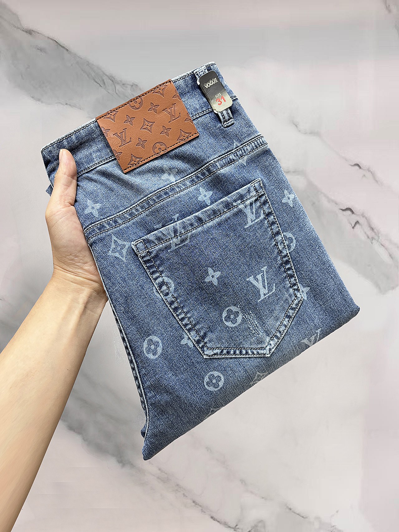 NO:777889,Lv high-end customization, 2026 early autumn latest jeans, simultaneous sale at the counter, original customization, customer-supplied hardware accessories, original order quality, imported solid-color denim elastic fabric, heavy washing, fine workmanship and routing, excellent upper body!  The preferred items are complete with three standards.……………………………………………… Size29-38,,louis vuitton,jeans,19860909Lv 高端定制、2026早秋最新款牛仔裤 柜台同步发售 原版定制 客供五金辅料 原单品质 进口固色牛仔弹力面料 重工洗水 做工走线精细 上身绝佳！优选单品 三标齐全.…………………………………………………… Size29-38,,louis vuitton,jeans,,Men's clothing