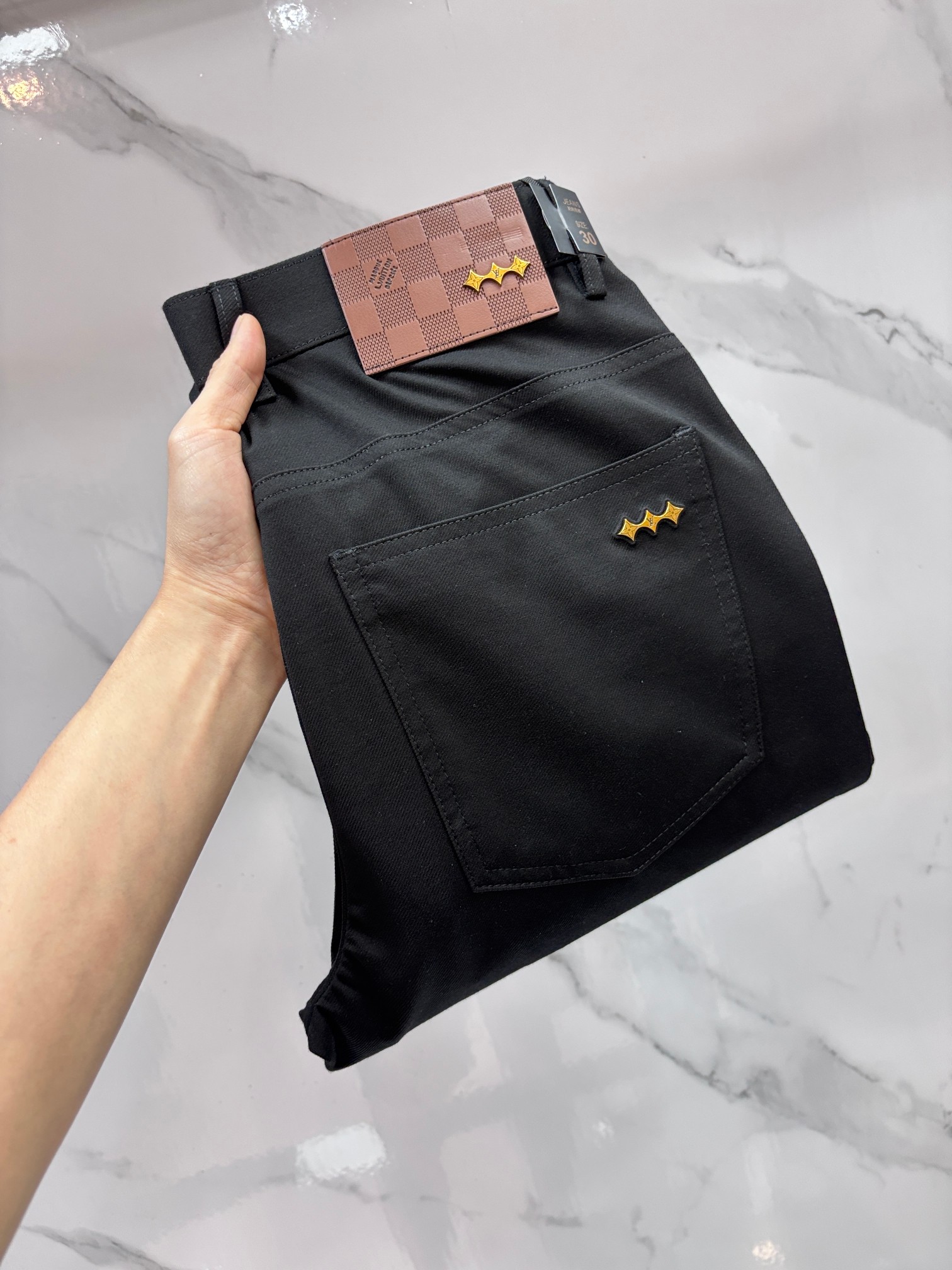 NO:777849,Lv high-end customization, 2026 early autumn latest casual pants, simultaneous sale at the counter, original customization, customer-supplied hardware accessories, original order quality, imported solid color denim elastic fabric, heavy washing, fine workmanship and fine wiring, excellent upper body!  The preferred items are complete with three standards.……………………………………………… Size29-38,, Louis Vuitton,19860909Lv 高端定制、2026早秋最新款休闲裤 柜台同步发售 原版定制 客供五金辅料 原单品质 进口固色牛仔弹力面料 重工洗水 做工走线精细 上身绝佳！优选单品 三标齐全.…………………………………………………… Size29-38,,louis vuitton,,Men's clothing