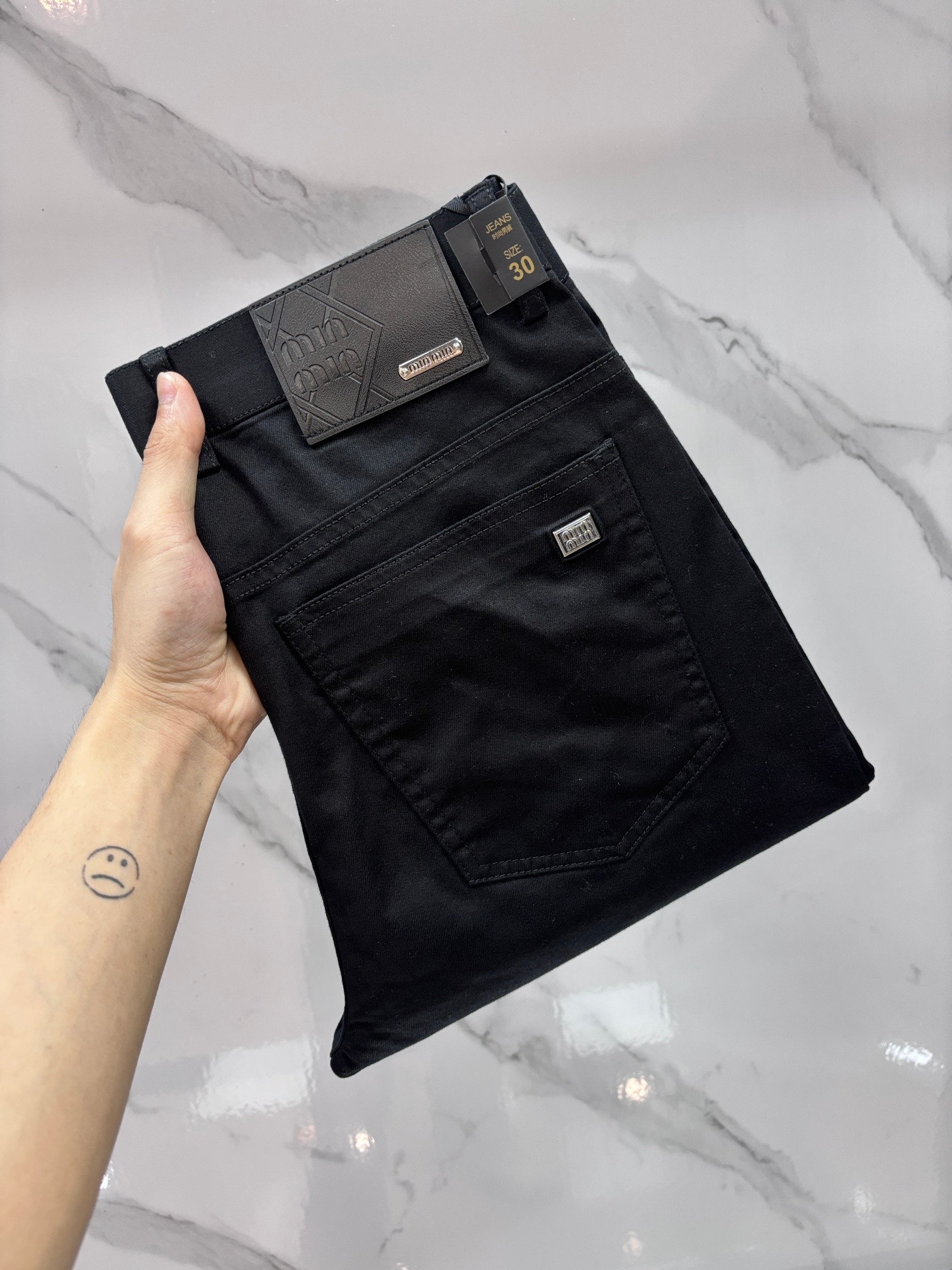 NO:777837,miumiu high-end customization, the latest casual pants for early autumn 2026, sold simultaneously at the counter, original customization, customer-supplied hardware accessories, original order quality, imported solid-color denim elastic fabric, heavy washing, fine workmanship, and excellent upper body!  The preferred items are complete with three standards.…………………………………………………… Size29-38,,miumiu,19860909miumiu 高端定制、2026早秋最新款休闲裤 柜台同步发售 原版定制 客供五金辅料 原单品质 进口固色牛仔弹力面料 重工洗水 做工走线精细 上身绝佳！优选单品 三标齐全.…………………………………………………… Size29-38,,miumiu,,Men's clothing