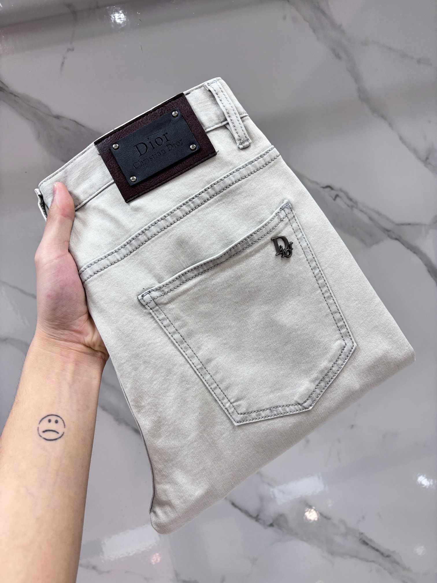 NO:777843,Dior high-end customization, 2026 early autumn latest jeans, simultaneous sale at the counter, original customization, customer-supplied hardware accessories, original order quality, imported solid-color denim elastic fabric, heavy washing, fine workmanship, excellent upper body!  The preferred items are complete in three sizes.…………………………………………………… Size29-38, dior, jeans,19860909迪奥 高端定制、2026早秋最新款牛仔裤 柜台同步发售 原版定制 客供五金辅料 原单品质 进口固色牛仔弹力面料 重工洗水 做工走线精细 上身绝佳！优选单品 三标齐全.…………………………………………………… Size29-38,,dior,jeans,,Men's clothing