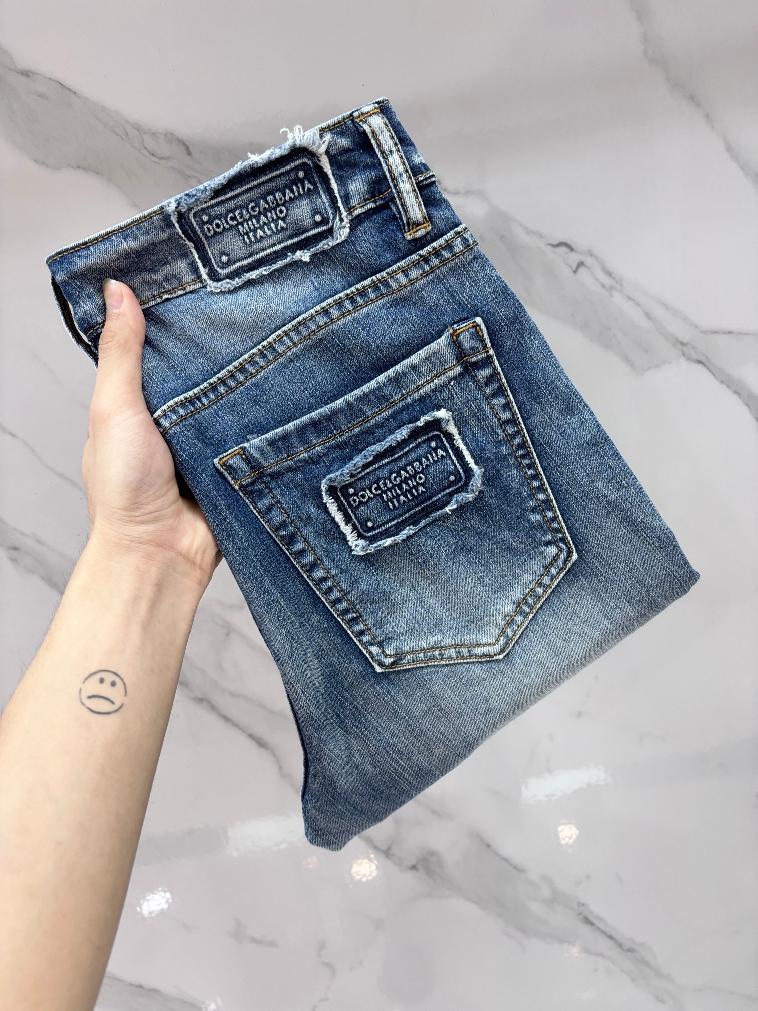 NO:777860,DG high-end customization, 2026 early autumn latest jeans, simultaneous sale at the counter, original customization, customer-supplied hardware accessories, original order quality, imported solid color denim elastic fabric, heavy washing, fine workmanship and fine line routing, excellent upper body!  The preferred items are complete with three standards.…………………………………………………… Size29-38,,jeans,19860909DG 高端定制、2026早秋最新款牛仔裤 柜台同步发售 原版定制 客供五金辅料 原单品质 进口固色牛仔弹力面料 重工洗水 做工走线精细 上身绝佳！优选单品 三标齐全.…………………………………………………… Size29-38,,jeans,,Men's clothing