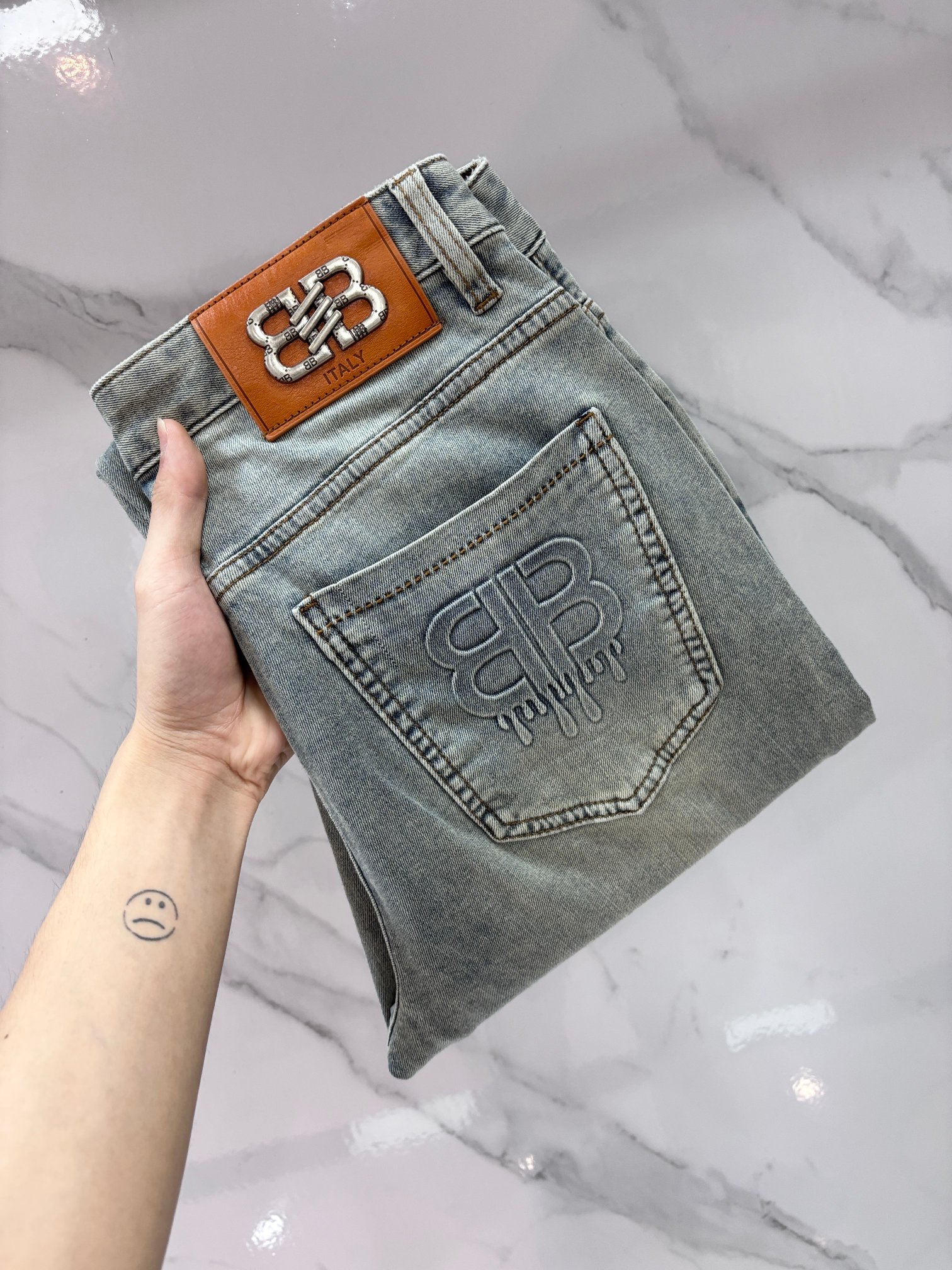 NO:777866,Balenciaga high-end customization, 2026 early autumn latest jeans, simultaneous sale at the counter, original customization, customer-supplied hardware accessories, original order quality, imported solid color denim elastic fabric, heavy washing, fine workmanship, excellent upper body!  The preferred items are complete with three standards.…………………………………………………… Size29-38,,balenciaga,jeans,19860909巴黎世家 高端定制、2026早秋最新款牛仔裤 柜台同步发售 原版定制 客供五金辅料 原单品质 进口固色牛仔弹力面料 重工洗水 做工走线精细 上身绝佳！优选单品 三标齐全.…………………………………………………… Size29-38,,balenciaga,jeans,,Men's clothing
