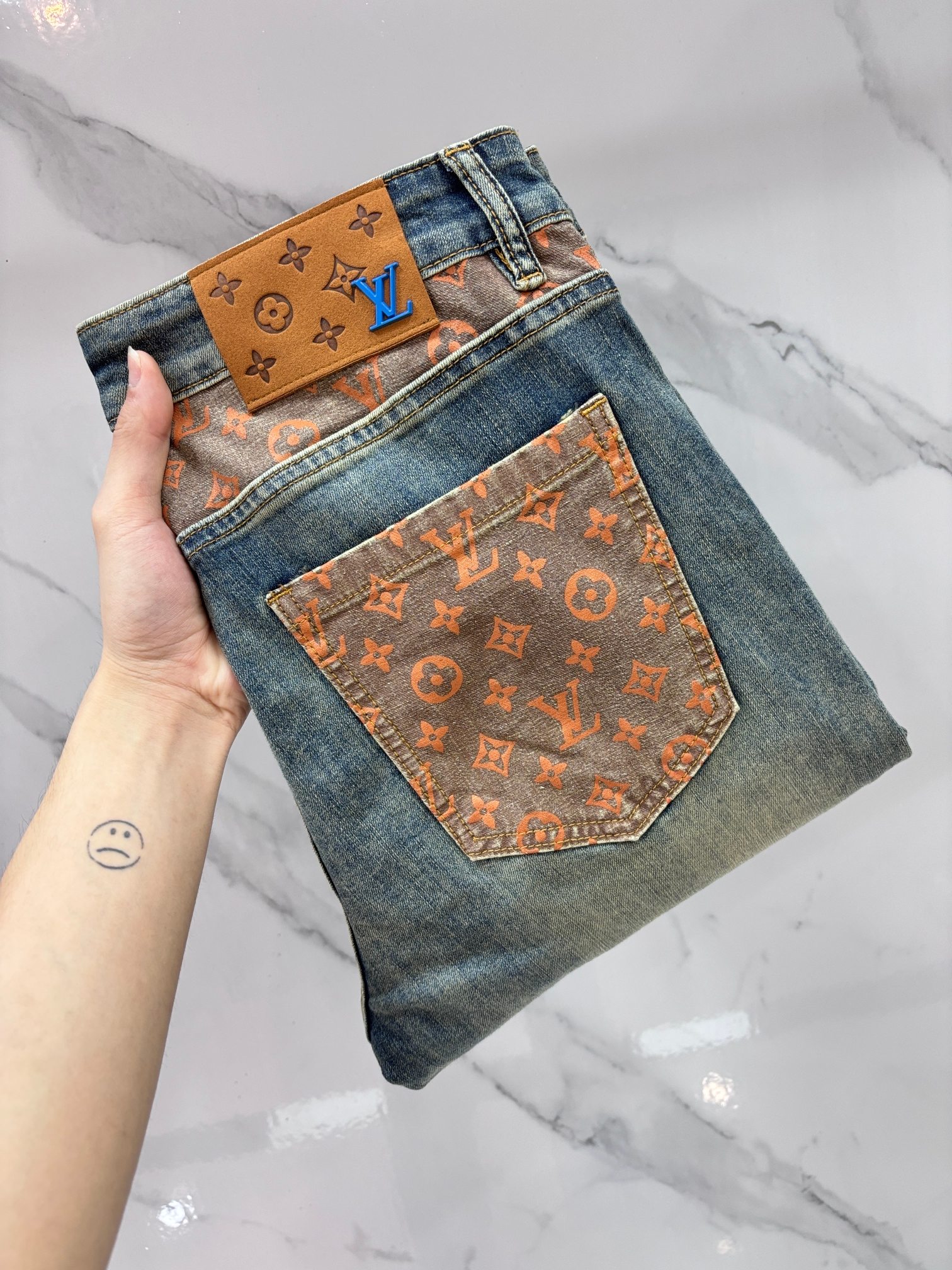 NO:777877,Lv high-end customization, 2026 early autumn latest jeans, simultaneous sale at the counter, original customization, customer-supplied hardware accessories, original order quality, imported solid-color denim elastic fabric, heavy washing, fine workmanship and routing, excellent upper body!  The preferred items are complete with three standards.……………………………………………… Size29-38,,louis vuitton,jeans,19860909Lv 高端定制、2026早秋最新款牛仔裤 柜台同步发售 原版定制 客供五金辅料 原单品质 进口固色牛仔弹力面料 重工洗水 做工走线精细 上身绝佳！优选单品 三标齐全.…………………………………………………… Size29-38,,louis vuitton,jeans,,Men's clothing
