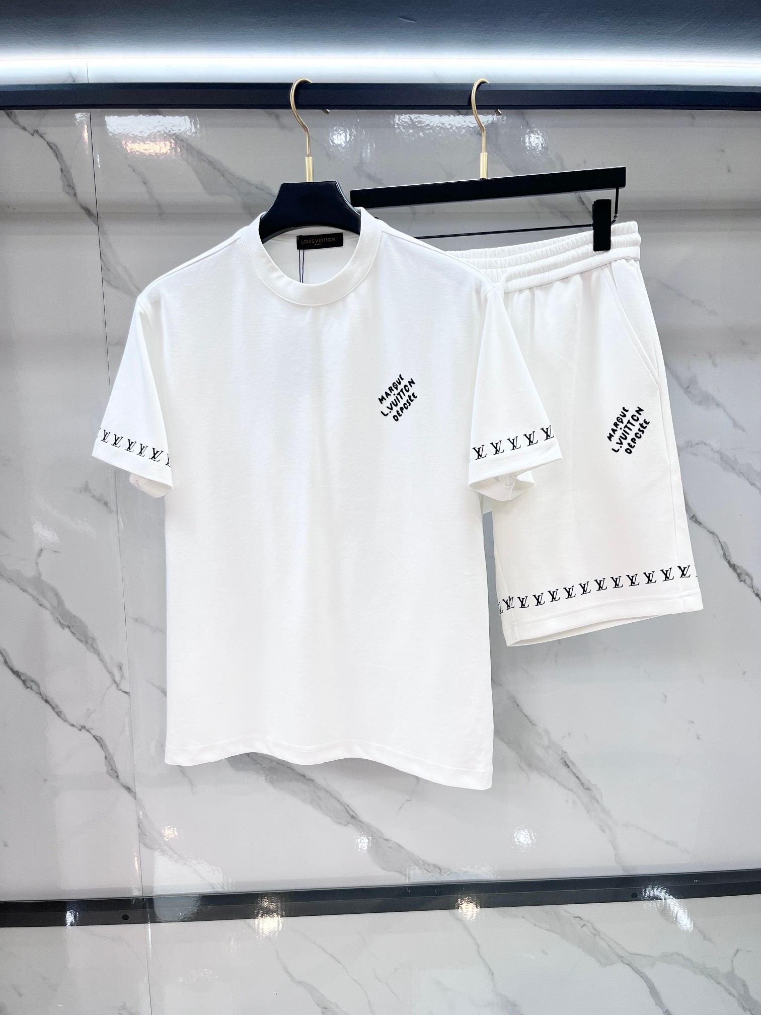 NO:777898,Lv 2026 spring and summer latest style, same style for men and women, classic design short-sleeved T-shirt shorts suit, slightly expanded version, customized air layer fabric, soft to the touch, comfortable to wear, fine workmanship. The upper body effect is invincible and handsome.……………………………………………………………… SizeM-XXXXL,, louis vuitton, shorts, T-shirt, tees, t-shirt,19860909Lv 2026春夏最新款,男女同款,经典设计短袖T恤短裤套装,微扩版型,定制空气层面料,手感柔软,穿着舒适,做工精细.上身效果无敌帅气.………………………………………………… SizeM-XXXXL,,louis vuitton,shorts,T-shirt,tees，t-shirt,,Men's clothing