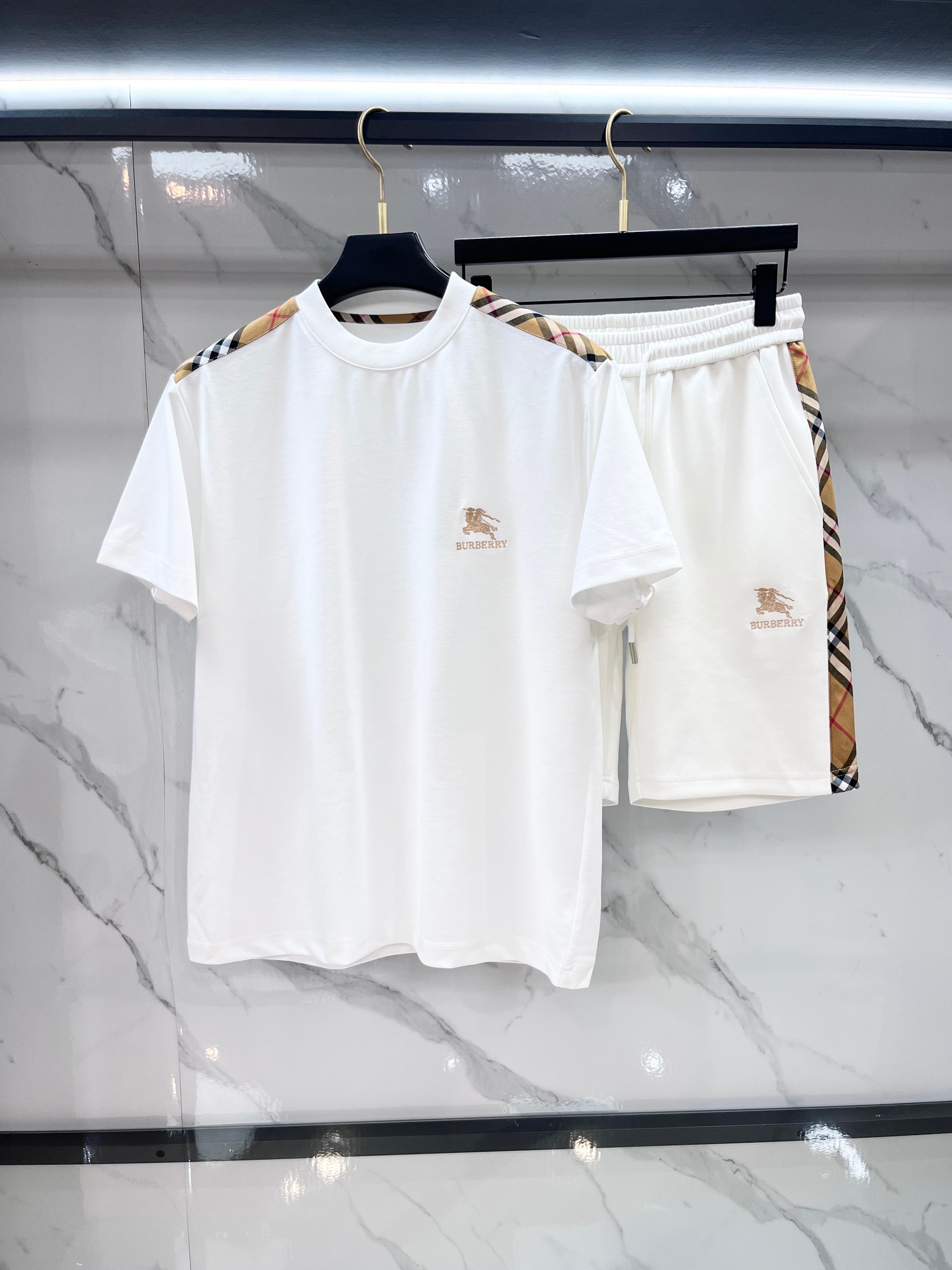 NO:777894,Burberry 2026 spring and summer latest model, same style for men and women, classic design short-sleeved T-shirt shorts suit, slightly expanded version, customized air layer fabric, soft to the touch, comfortable to wear, fine workmanship. The upper body effect is invincible and handsome.……………………………………………………………… SizeM-XXXXL,,burberry,shorts,T-shirt,tees,t-shirt,19860909巴宝莉 2026春夏最新款,男女同款,经典设计短袖T恤短裤套装,微扩版型,定制空气层面料,手感柔软,穿着舒适,做工精细.上身效果无敌帅气.………………………………………………… SizeM-XXXXL,,burberry,shorts,T-shirt,tees，t-shirt,,Men's clothing