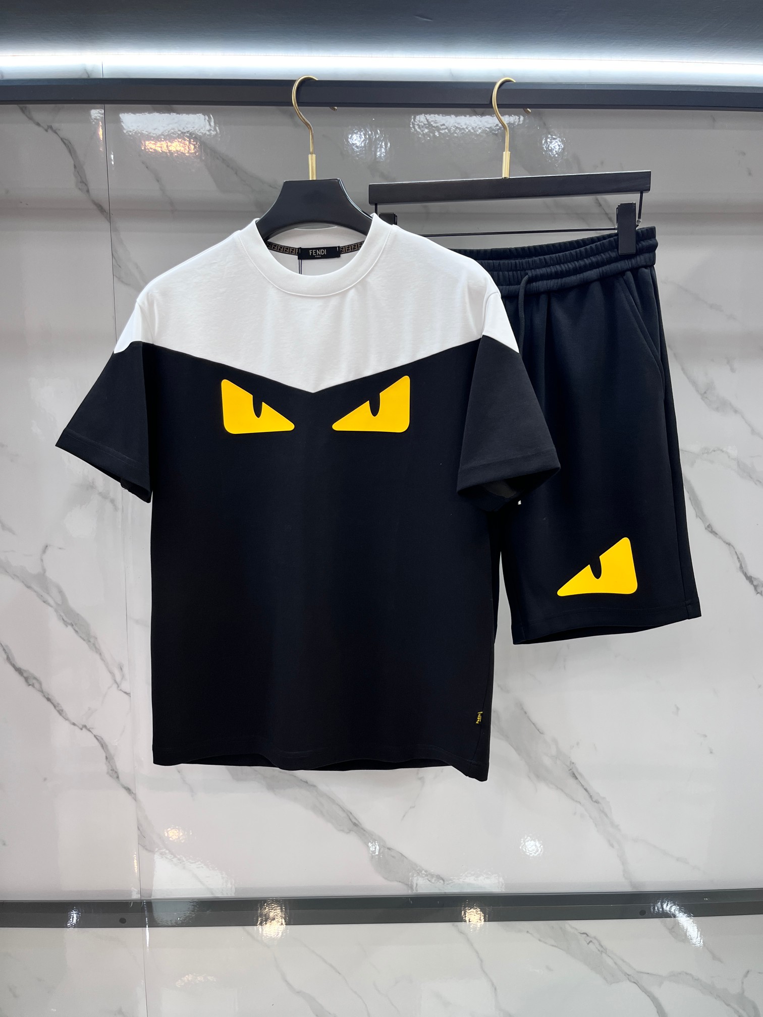 NO:777902,Fendi 2026 spring and summer latest model, same style for men and women, classic design short-sleeved T-shirt shorts suit, slightly expanded version, customized air layer fabric, soft to the touch, comfortable to wear, fine workmanship. The upper body effect is invincible and handsome.…………………………………………………… SizeM-XXXXL,,fendi,shorts,T-shirt,tees,t-shirt,19860909芬迪 2026春夏最新款,男女同款,经典设计短袖T恤短裤套装,微扩版型,定制空气层面料,手感柔软,穿着舒适,做工精细.上身效果无敌帅气.………………………………………………… SizeM-XXXXL,,fendi,shorts,T-shirt,tees，t-shirt,,Men's clothing
