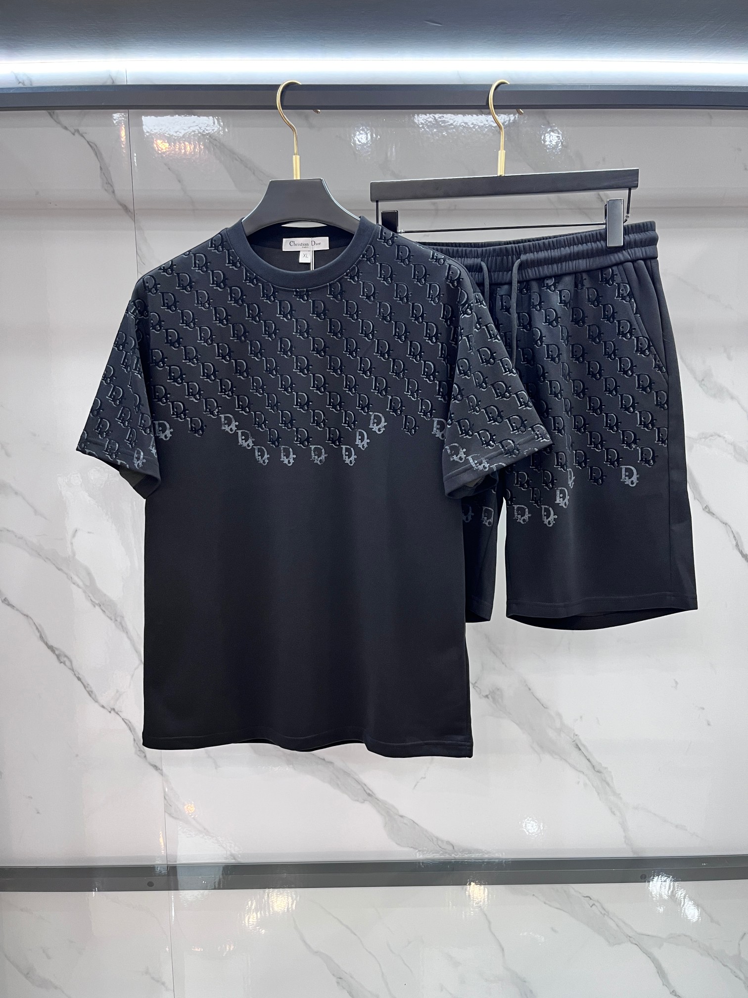NO:777906,Dior's latest 2026 spring and summer style, same style for men and women, classic design short-sleeved T-shirt shorts suit, slightly expanded version, customized air layer fabric, soft to the touch, comfortable to wear, fine workmanship. The upper body effect is invincible and handsome.…………………………………………………… SizeM-XXXXL,, dior, shorts, T-shirt, tees, t-shirt,19860909迪奥 2026春夏最新款,男女同款,经典设计短袖T恤短裤套装,微扩版型,定制空气层面料,手感柔软,穿着舒适,做工精细.上身效果无敌帅气.………………………………………………… SizeM-XXXXL,,dior,shorts,T-shirt,tees，t-shirt,,Men's clothing