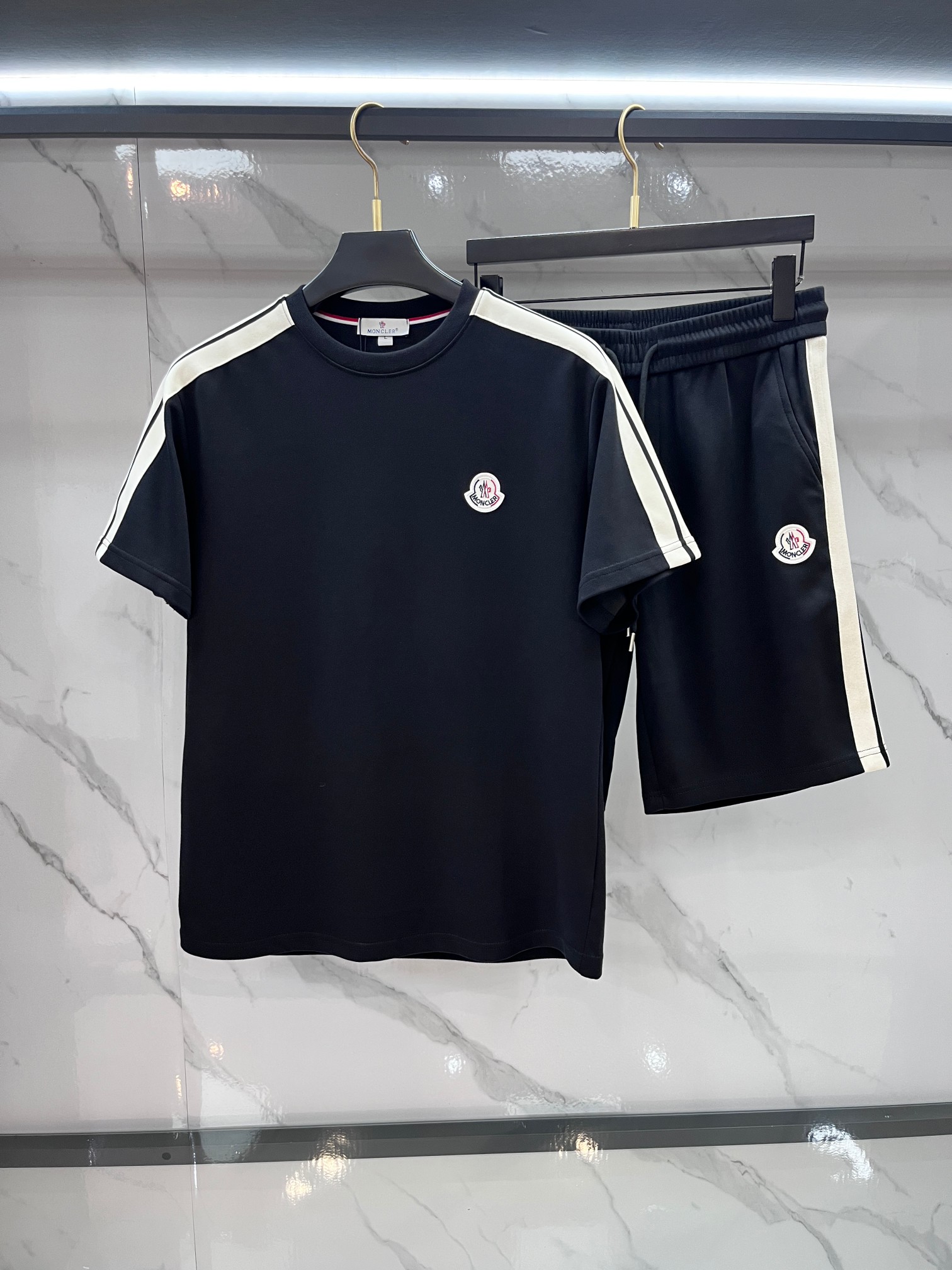 NO:777910,Moncler 2026 spring and summer latest style, same style for men and women, classic design short-sleeved T-shirt and shorts suit, slightly expanded version, customized air layer fabric, soft to the touch, comfortable to wear, fine workmanship. The upper body effect is invincible and handsome.……………………………………………………………… SizeM-XXXXL,,Moncler,shorts,T-shirt,tees,t-shirt,19860909蒙口 2026春夏最新款,男女同款,经典设计短袖T恤短裤套装,微扩版型,定制空气层面料,手感柔软,穿着舒适,做工精细.上身效果无敌帅气.………………………………………………… SizeM-XXXXL,,Moncler,shorts,T-shirt,tees，t-shirt,,Men's clothing