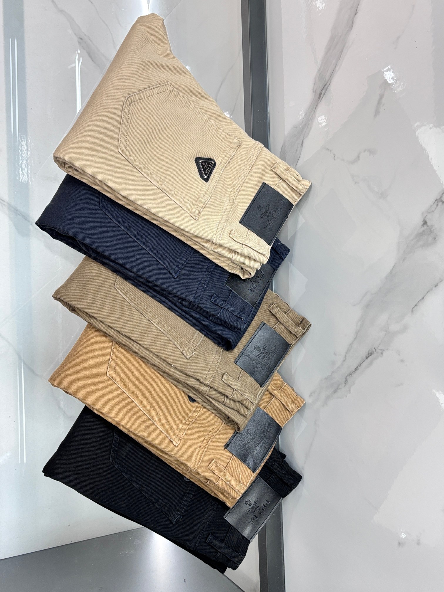 NO:835846,Prada high-end customization, 2026 latest casual trousers, five-pocket trousers, sold simultaneously at the counter. Original customized replica. Customer-supplied hardware and accessories. Original quality. Imported composite fabrics. Anti-wrinkle and firm, breathable and comfortable. Fine workmanship and excellent upper body!  ……………………………………………………………… Size29-38,,prada,19860909普拉达 高端定制、2026最新款休闲裤五袋西裤,柜台同步发售 原版定制复刻 客供五金辅料 原单品质 进口复合面料 抗皱坚挺,透气舒适.做工走线精细 上身绝佳！…………………………………………………… Size29-38,,prada,,Men's clothing