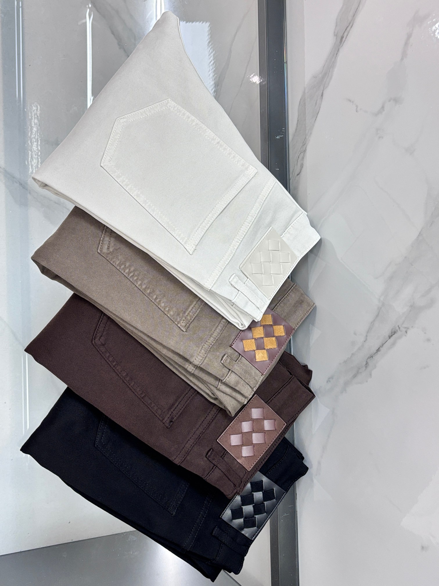 NO:846895,BV high-end customization, 2026 latest casual trousers, five-pocket trousers, sold simultaneously at the counter. Original customized replica. Customer-supplied hardware accessories. Original quality. Imported composite fabrics. Anti-wrinkle and firm, breathable and comfortable. Fine workmanship and routing. Excellent upper body!  ……………………………………………………………… Size29-38,,bottega veneta,19860909BV 高端定制、2026最新款休闲裤五袋西裤,柜台同步发售 原版定制复刻 客供五金辅料 原单品质 进口复合面料 抗皱坚挺,透气舒适.做工走线精细 上身绝佳！…………………………………………………… Size29-38,,bottega veneta,,Men's clothing